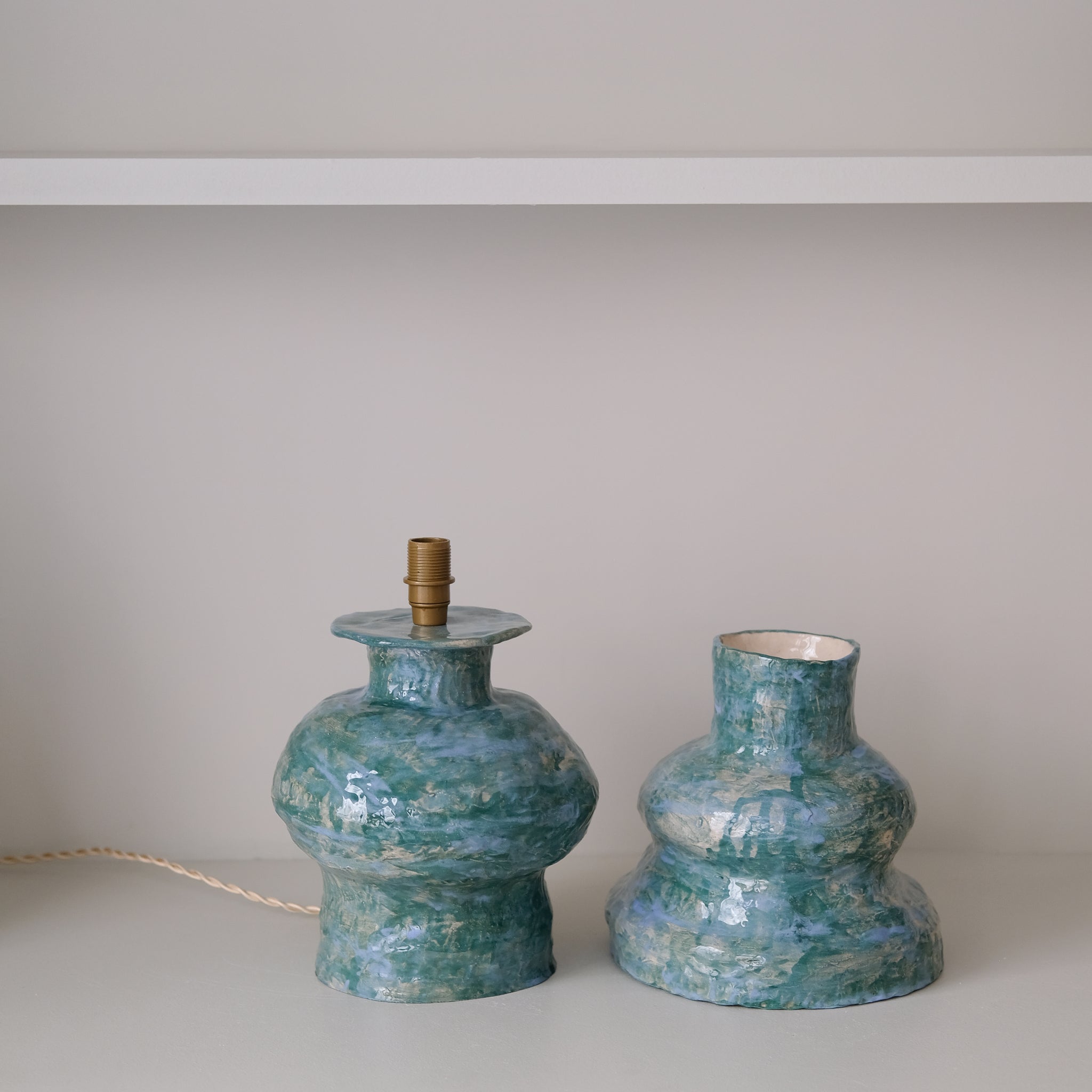 Lampe en faïence H44cm - vert bleu de Samantha Kerdine pour Brutal Ceramics