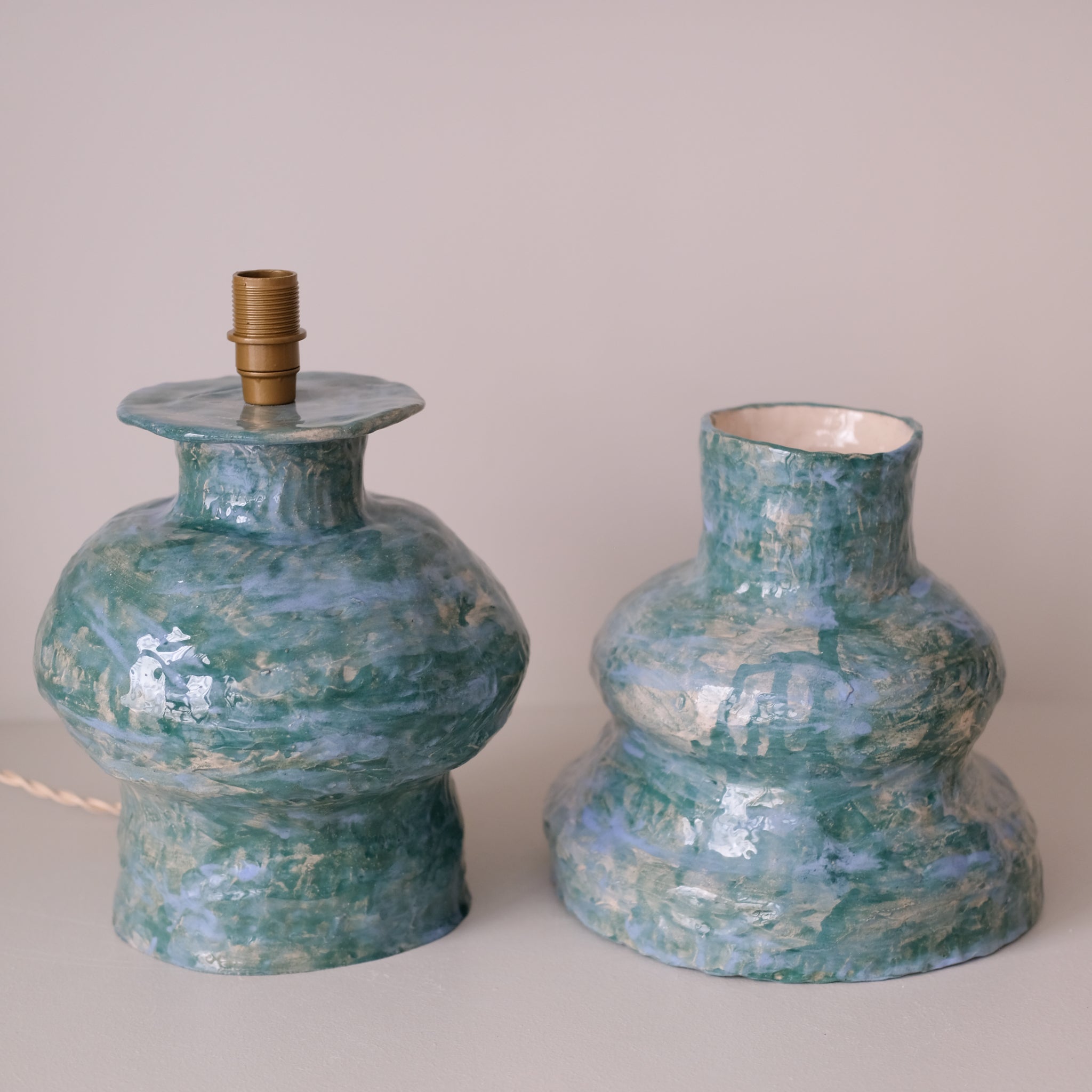 Lampe en faïence H44cm - vert bleu de Samantha Kerdine pour Brutal Ceramics