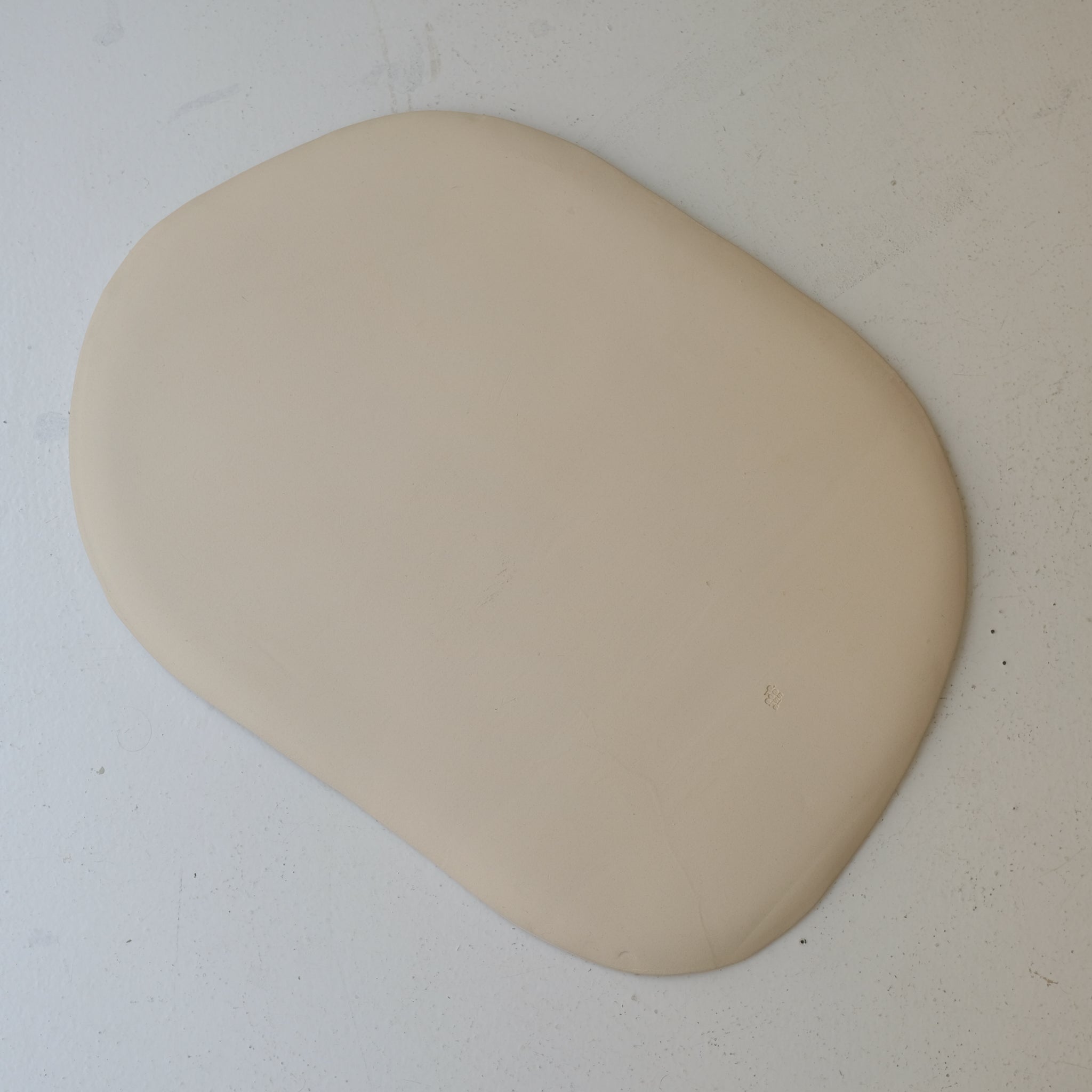 Plat organique en grès blanc L 47cm - blanc et beige de studio des rosiers chez Brutal Ceramics