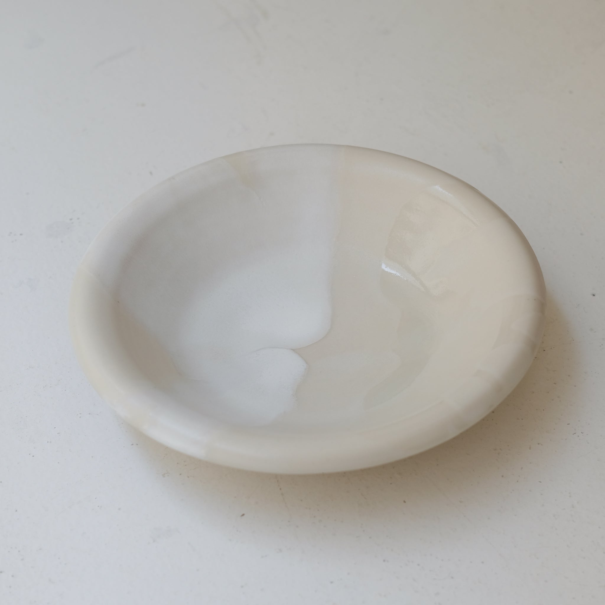 Saladier en grès blanc D 26,5cm - blanc et beige de studio des rosiers chez Brutal Ceramics