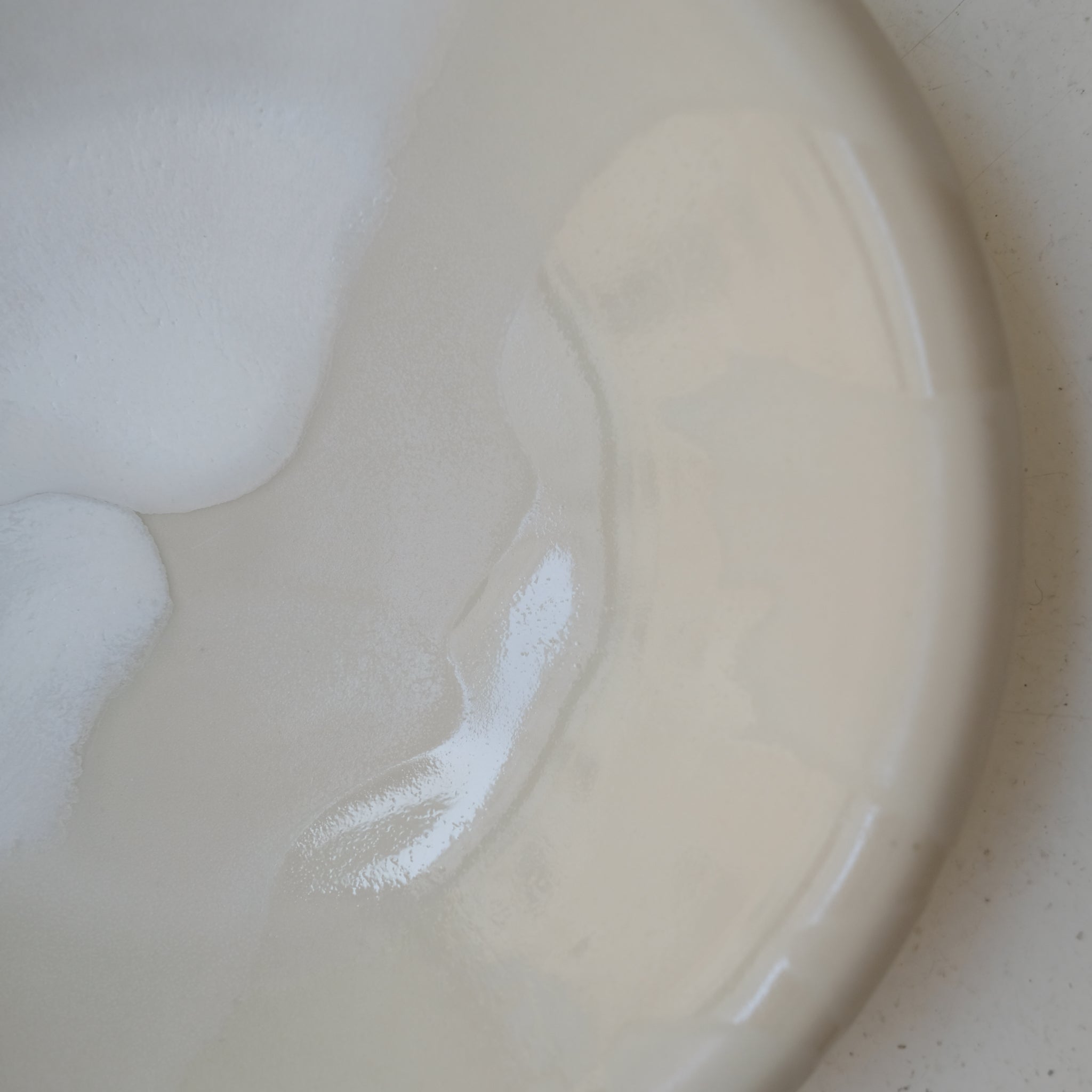Saladier en grès blanc D 26,5cm - blanc et beige de studio des rosiers chez Brutal Ceramics