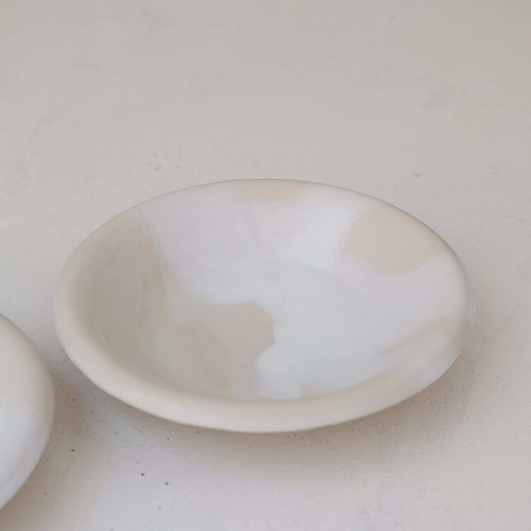 Saladier en grès blanc D 26,5cm - blanc et beige de studio des rosiers chez Brutal Ceramics