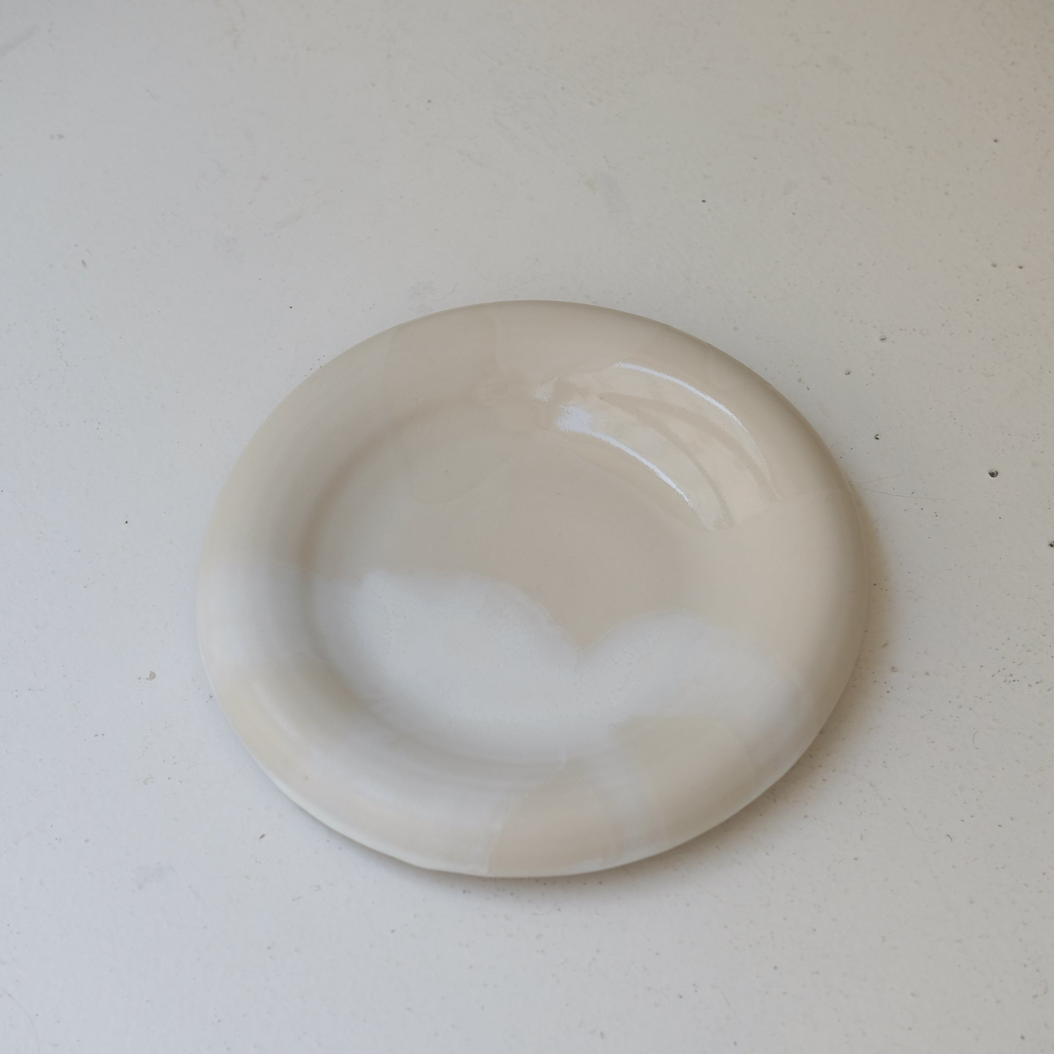 Plat en grès blanc D 26,5cm - blanc et beige