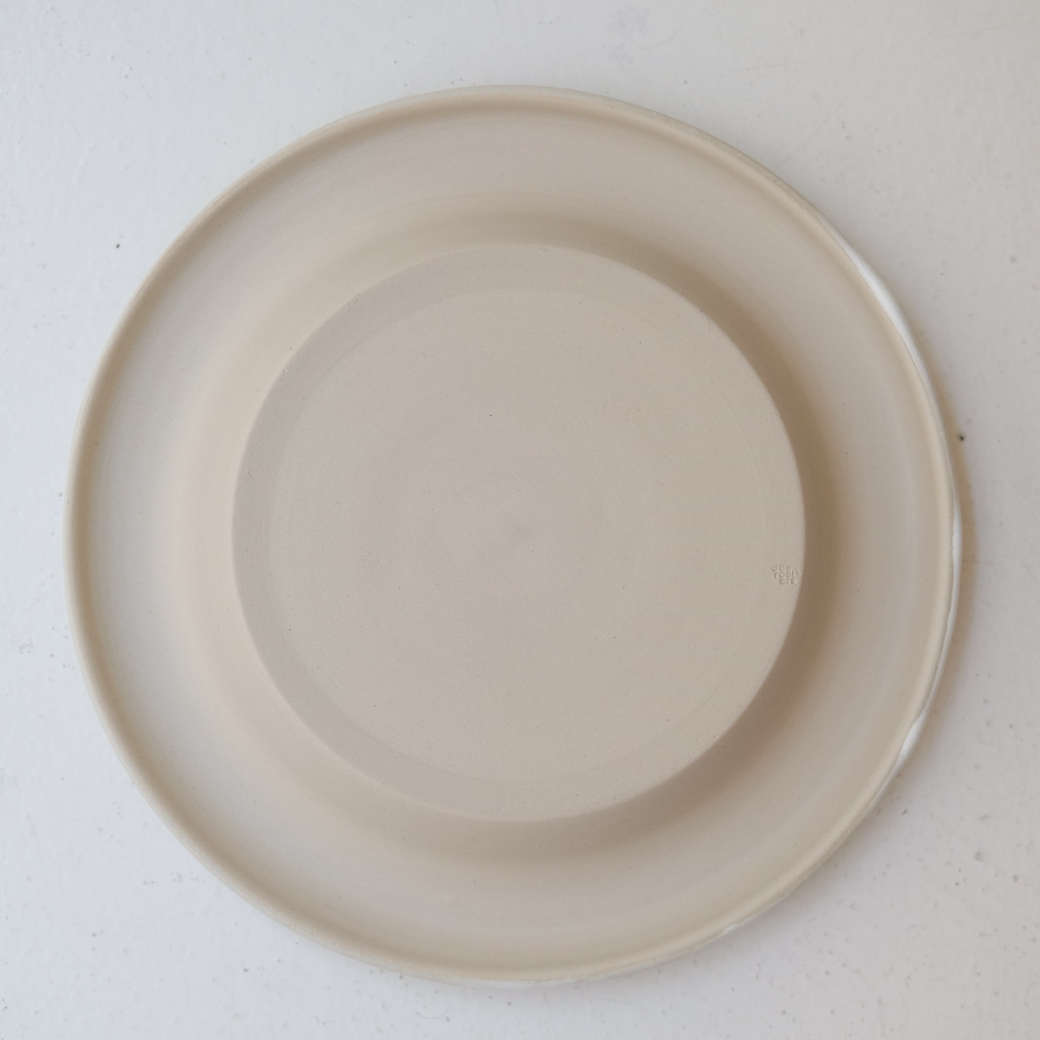 Plat en grès blanc D 26,5cm - blanc et beige