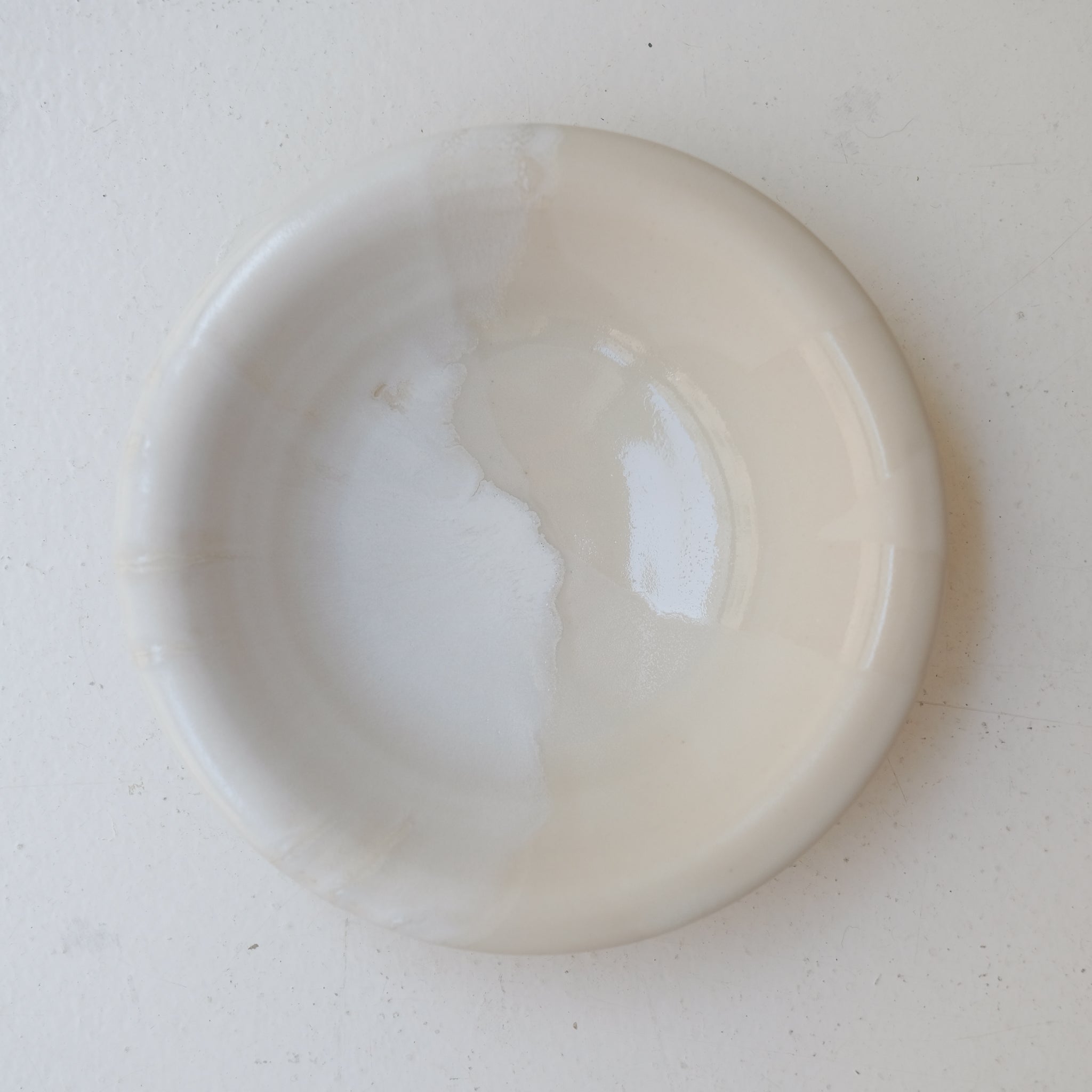 Assiette creuse en grès blanc D 20cm - blanc et beige de studio des rosiers chez Brutal Ceramics