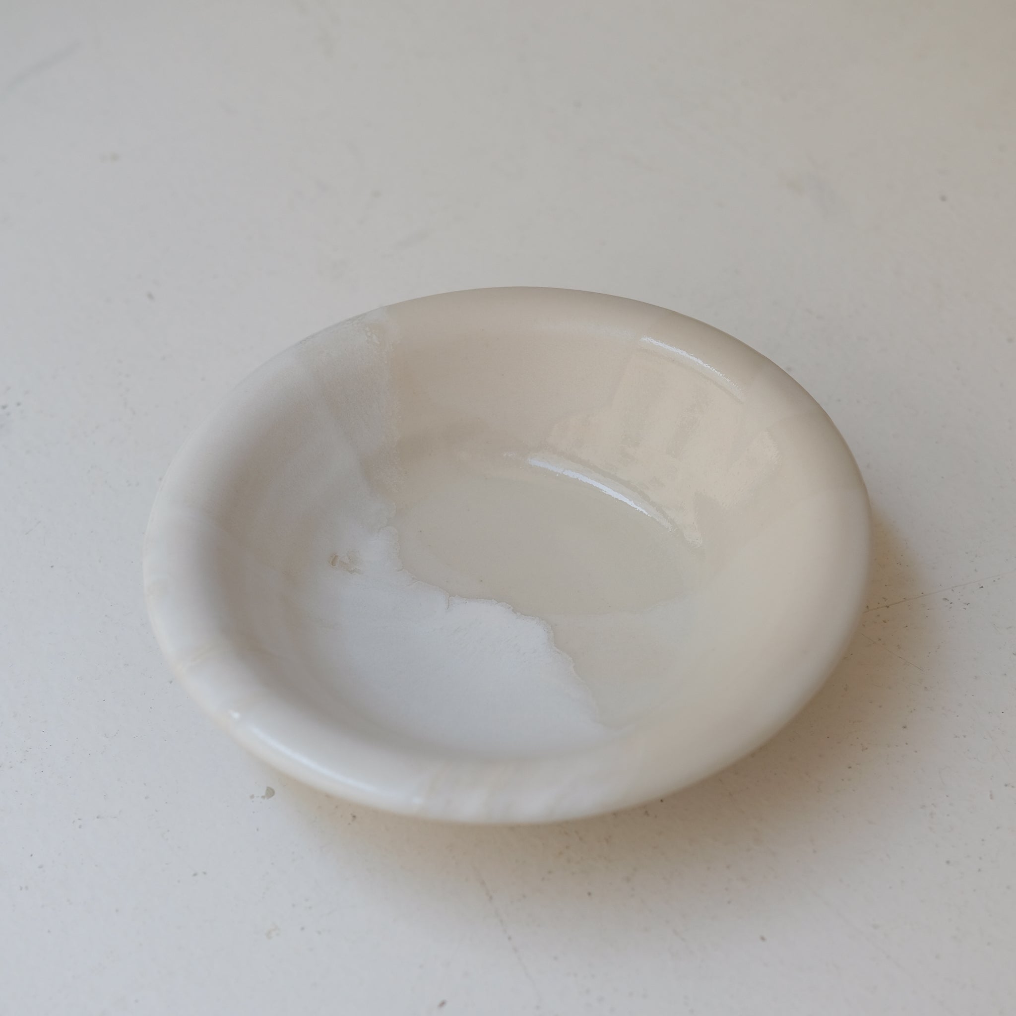 Assiette creuse en grès blanc D 20cm - blanc et beige de studio des rosiers chez Brutal Ceramics
