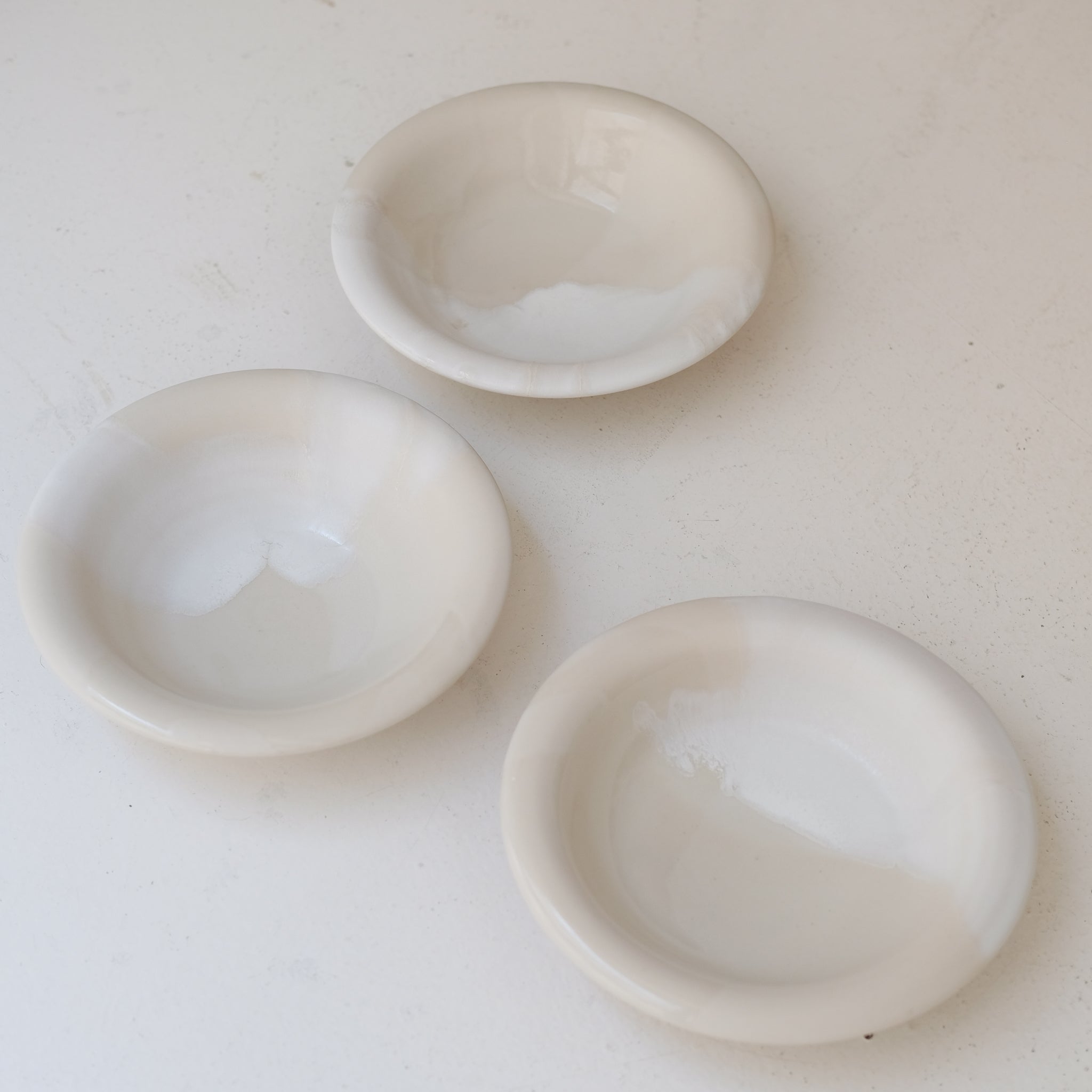 Assiette creuse en grès blanc D 20cm - blanc et beige de studio des rosiers chez Brutal Ceramics