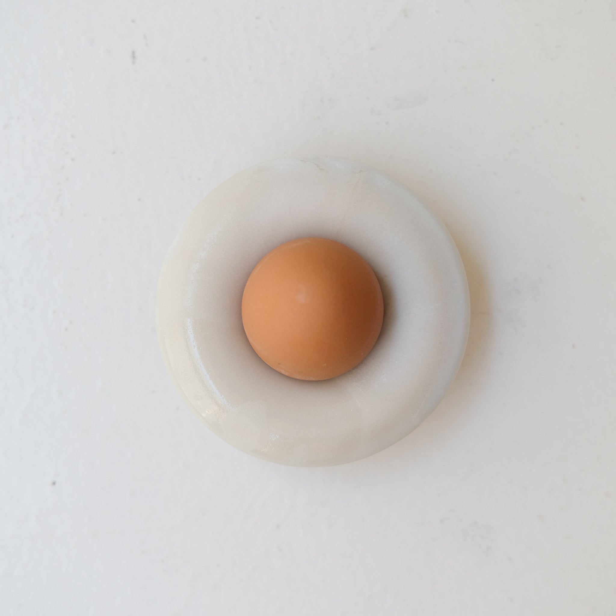 Coquetier en grès blanc D 10cm - blanc et beige de studio des rosiers chez Brutal Ceramics
