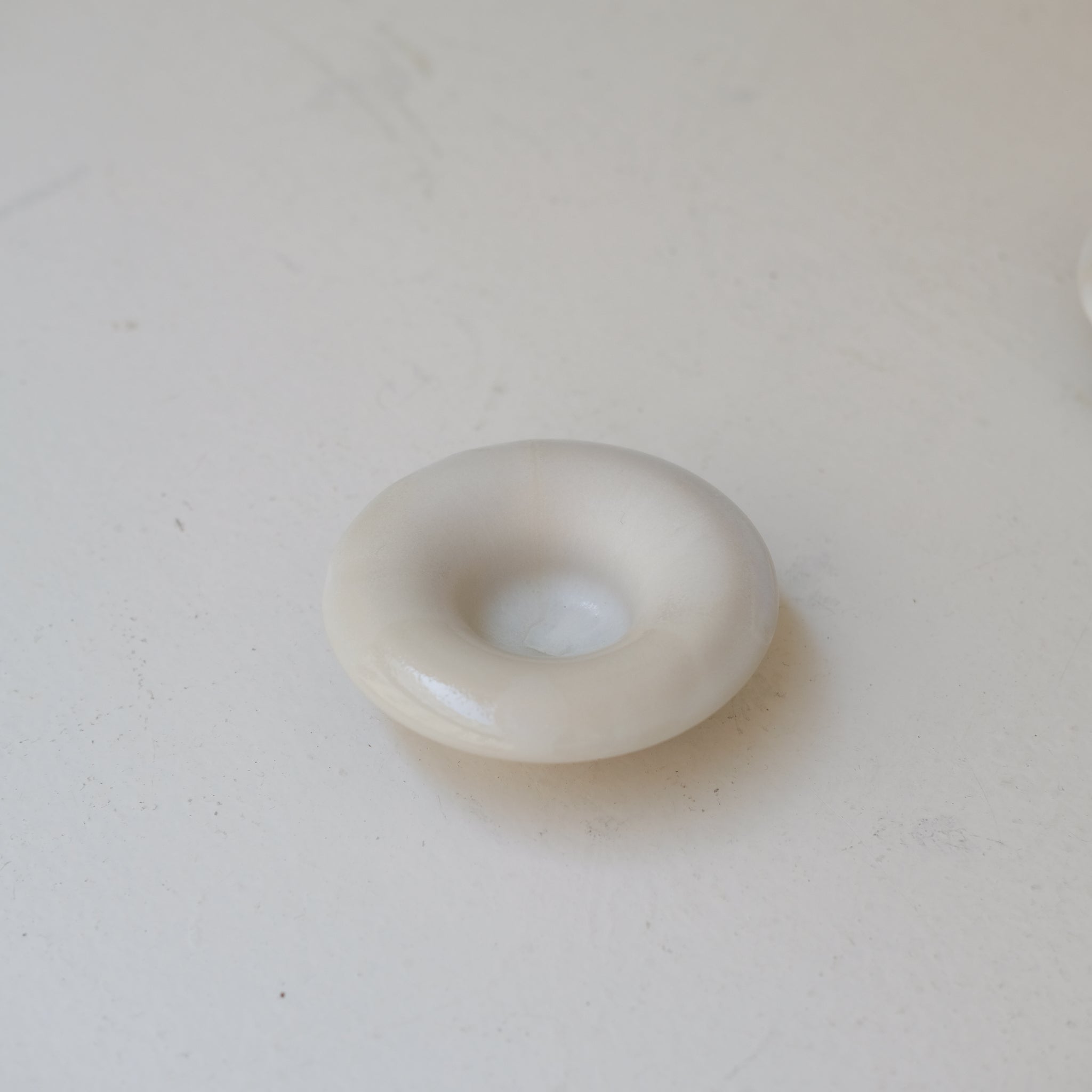 Coquetier en grès blanc D 10cm - blanc et beige de studio des rosiers chez Brutal Ceramics