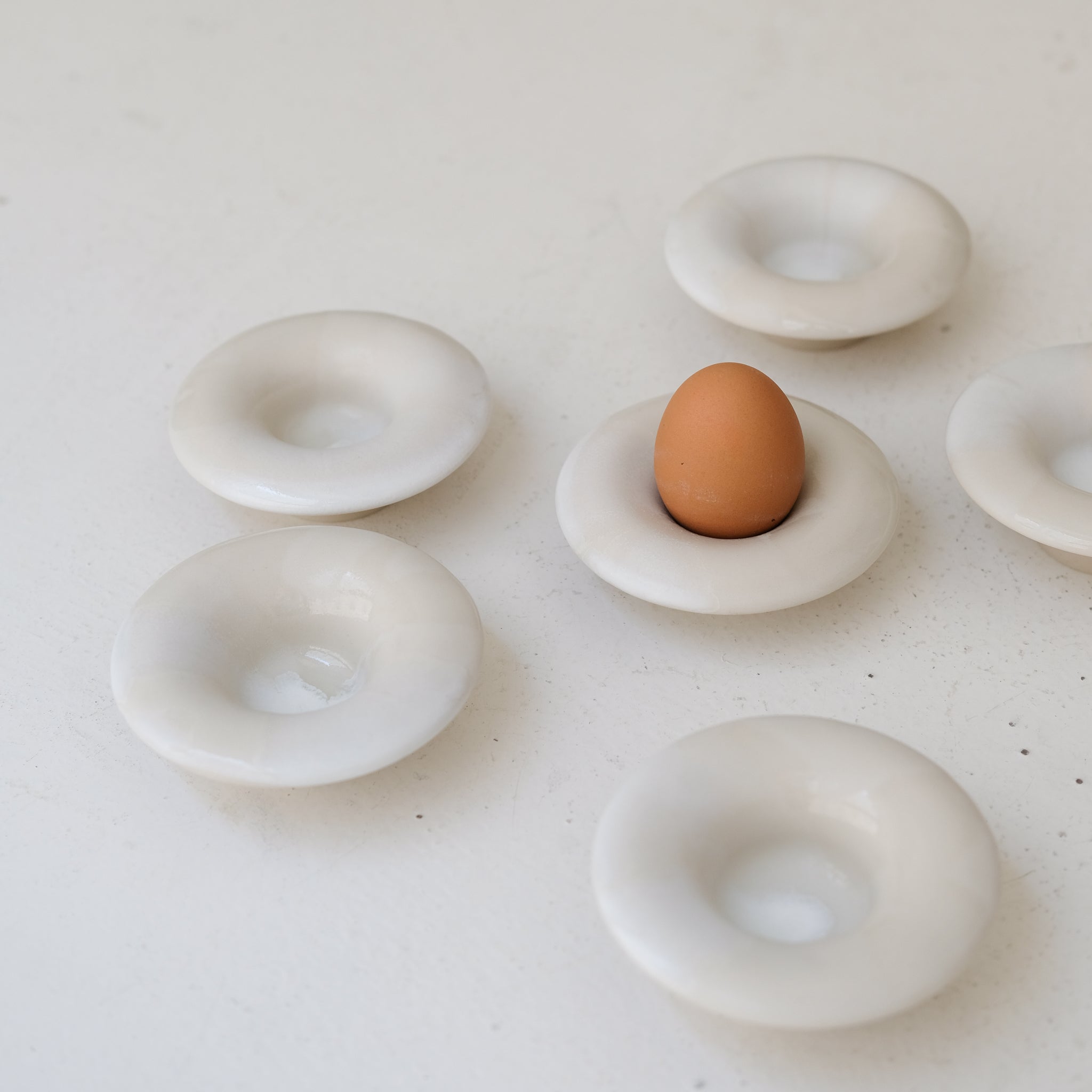 Coquetier en grès blanc D 10cm - blanc et beige de studio des rosiers chez Brutal Ceramics
