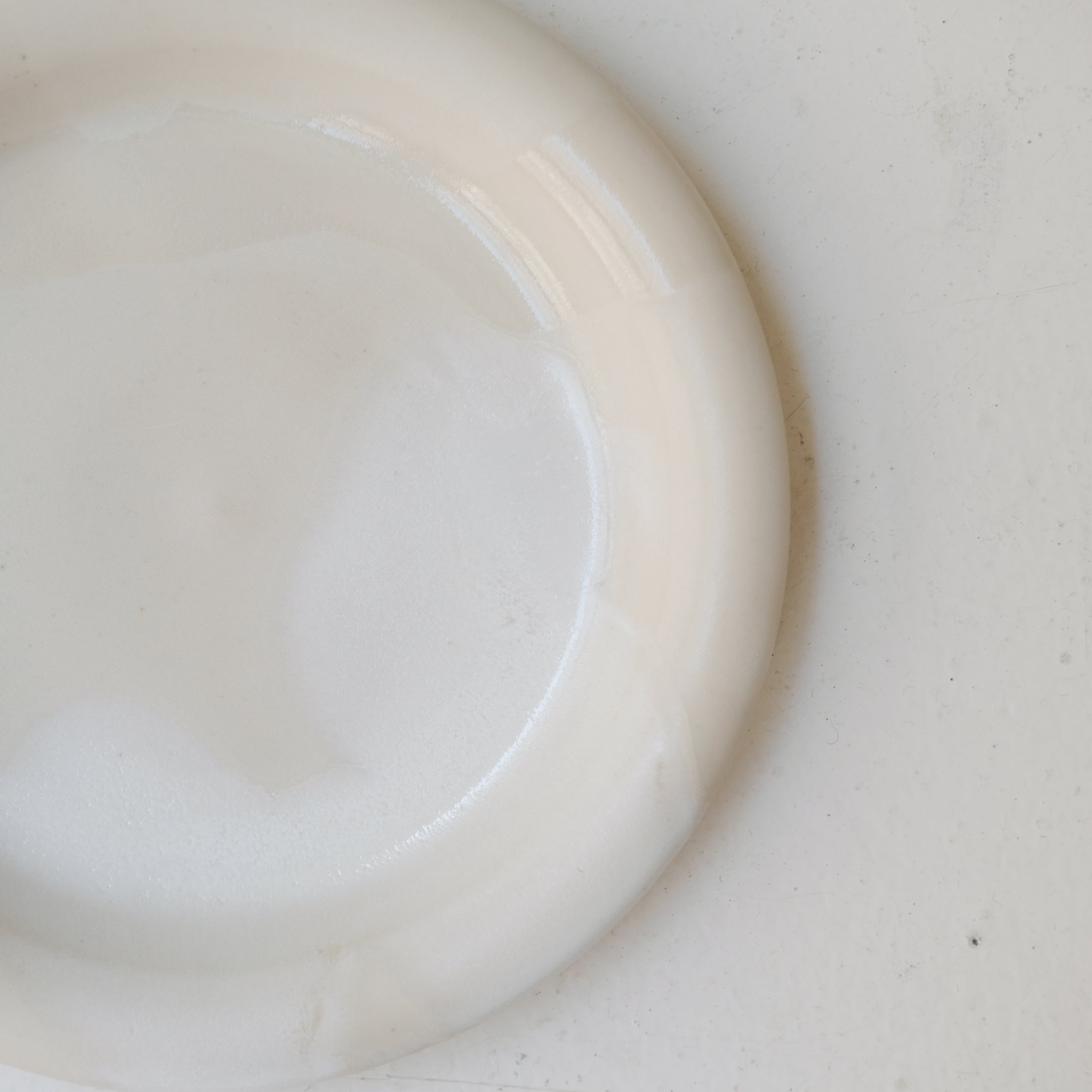 Assiette en grès blanc D 20cm - blanc et beige de studio des rosiers chez Brutal Ceramics