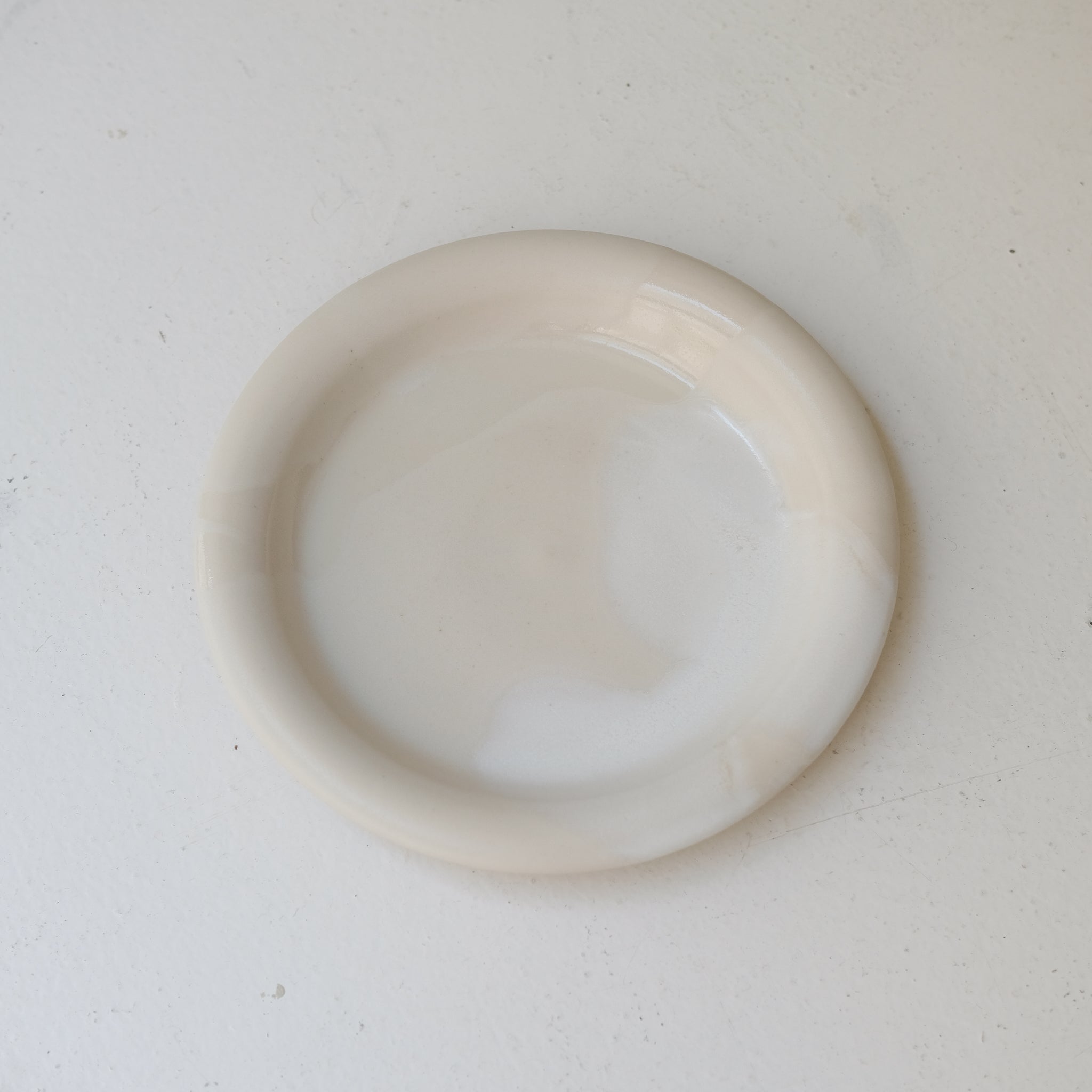 Assiette en grès blanc D 20cm - blanc et beige de studio des rosiers chez Brutal Ceramics