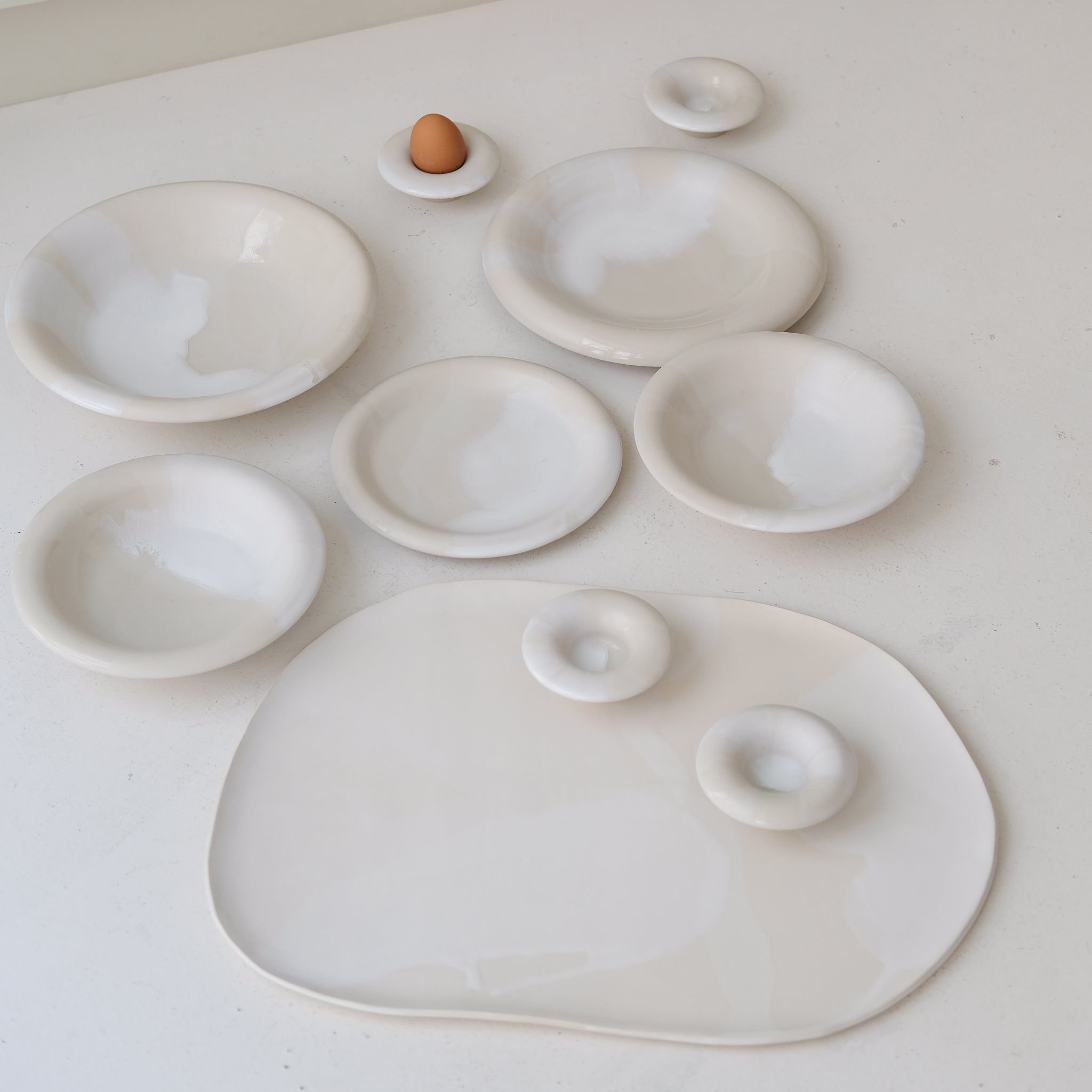 Assiette en grès blanc D 20cm - blanc et beige de studio des rosiers chez Brutal Ceramics