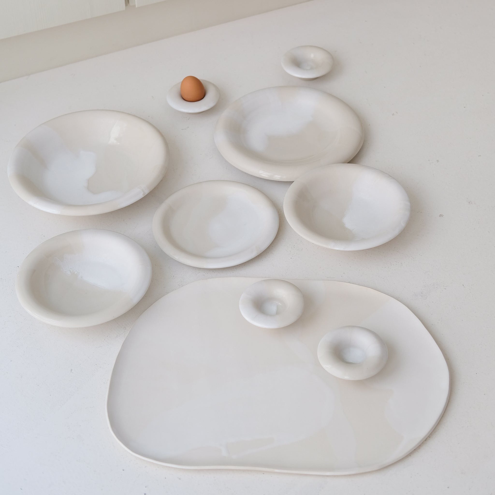 Saladier en grès blanc D 26,5cm - blanc et beige de studio des rosiers chez Brutal Ceramics