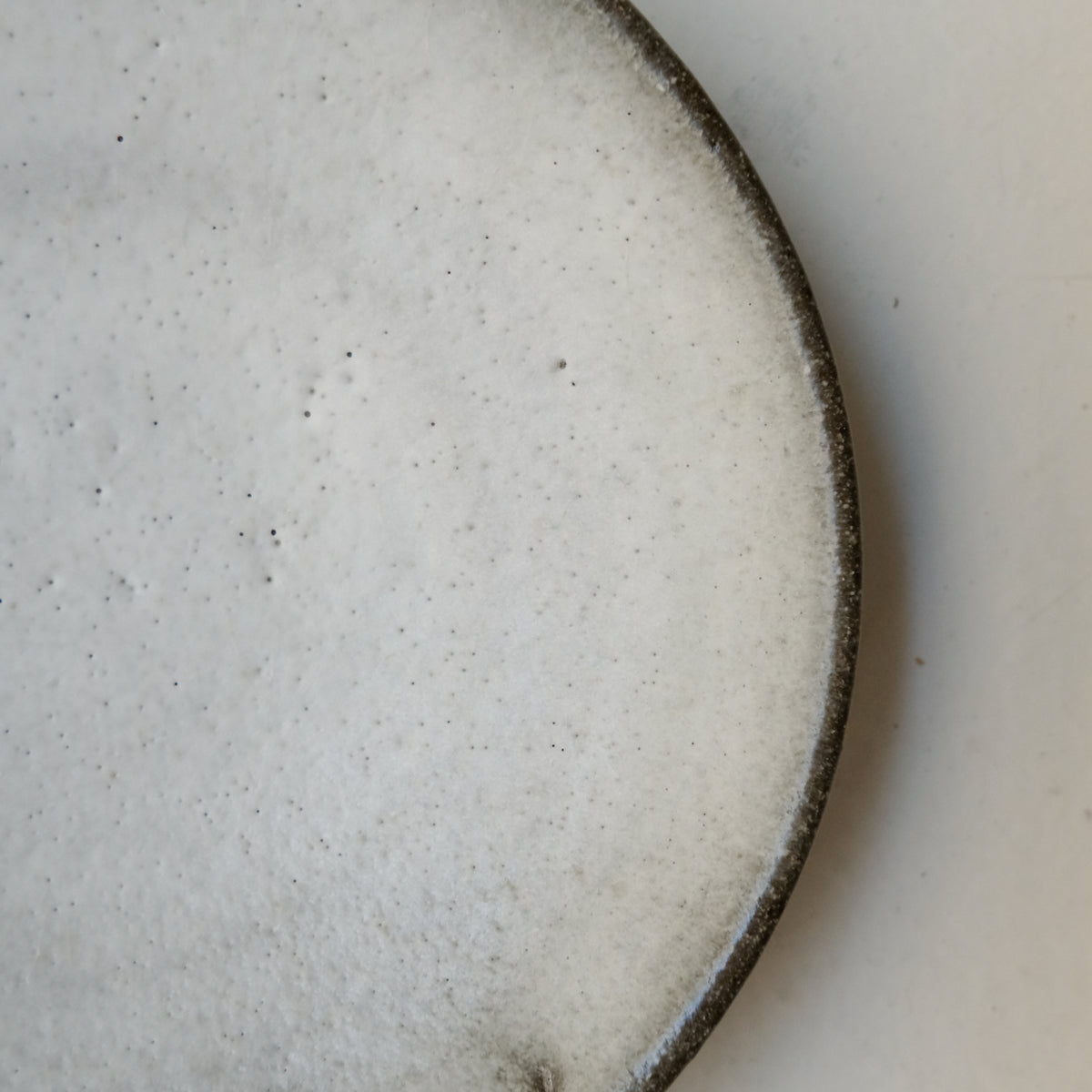 Assiette en terre du Fuilet "moon" D 15cm / Blanc de Benoit Audureau chez Brutal Ceramics