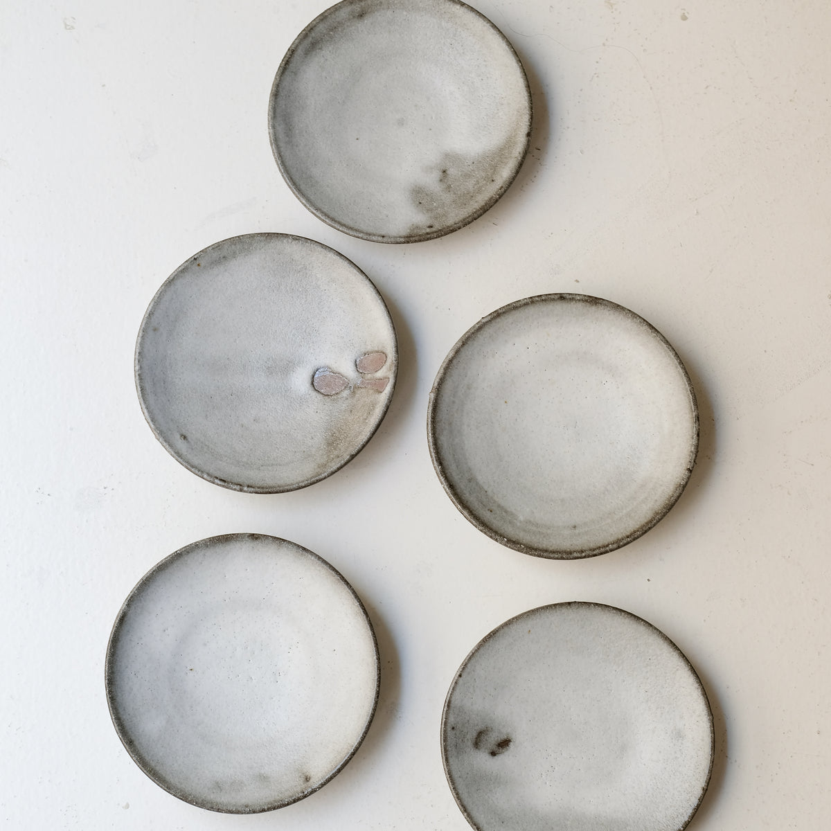 Assiette en terre du Fuilet "moon" D 15cm / Blanc de Benoit Audureau chez Brutal Ceramics