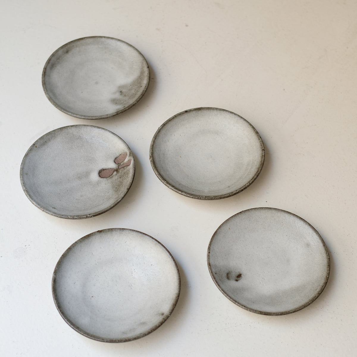 Assiette en terre du Fuilet "moon" D 15cm / Blanc de Benoit Audureau chez Brutal Ceramics
