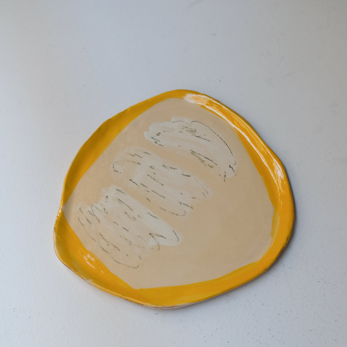 Assiette A26HB02 en faïence rouge D 25cm - Multicolore d'Héloise Bariol chez Brutal Ceramics