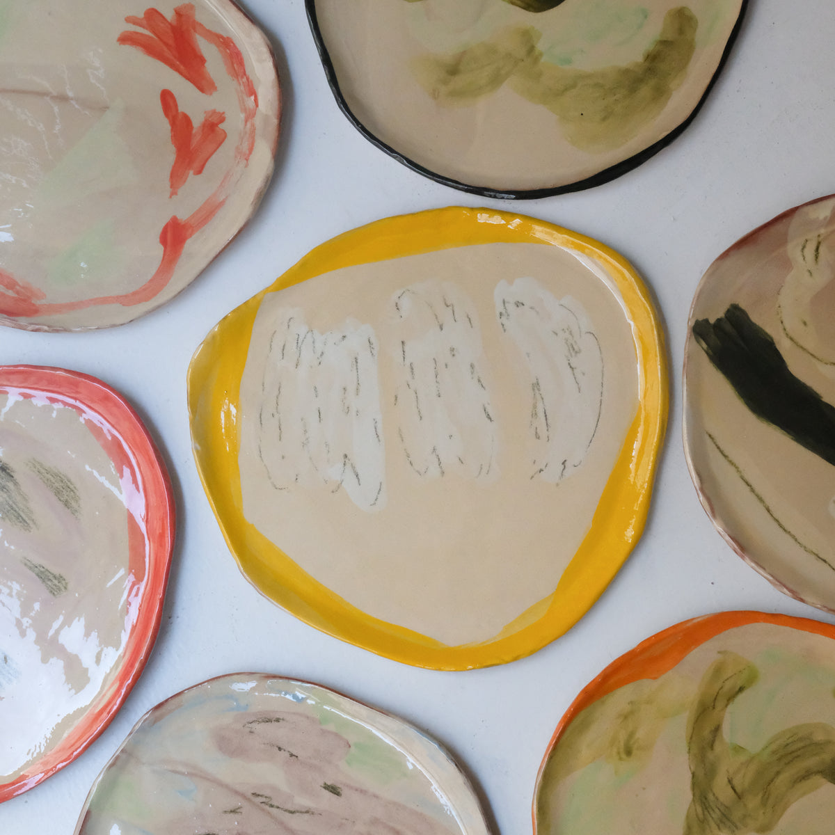 Assiette A26HB02 en faïence rouge D 25cm - Multicolore d'Héloise Bariol chez Brutal Ceramics