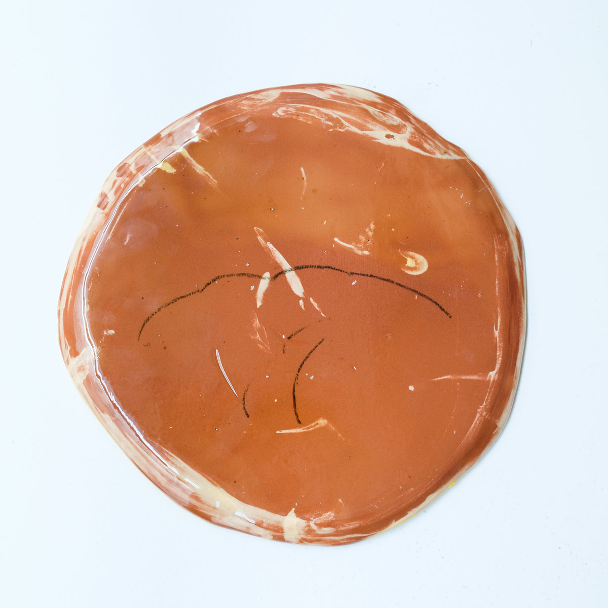 Assiette A26HB11 en faïence rouge D 25cm - Multicolore d'Héloise Bariol chez Brutal Ceramics