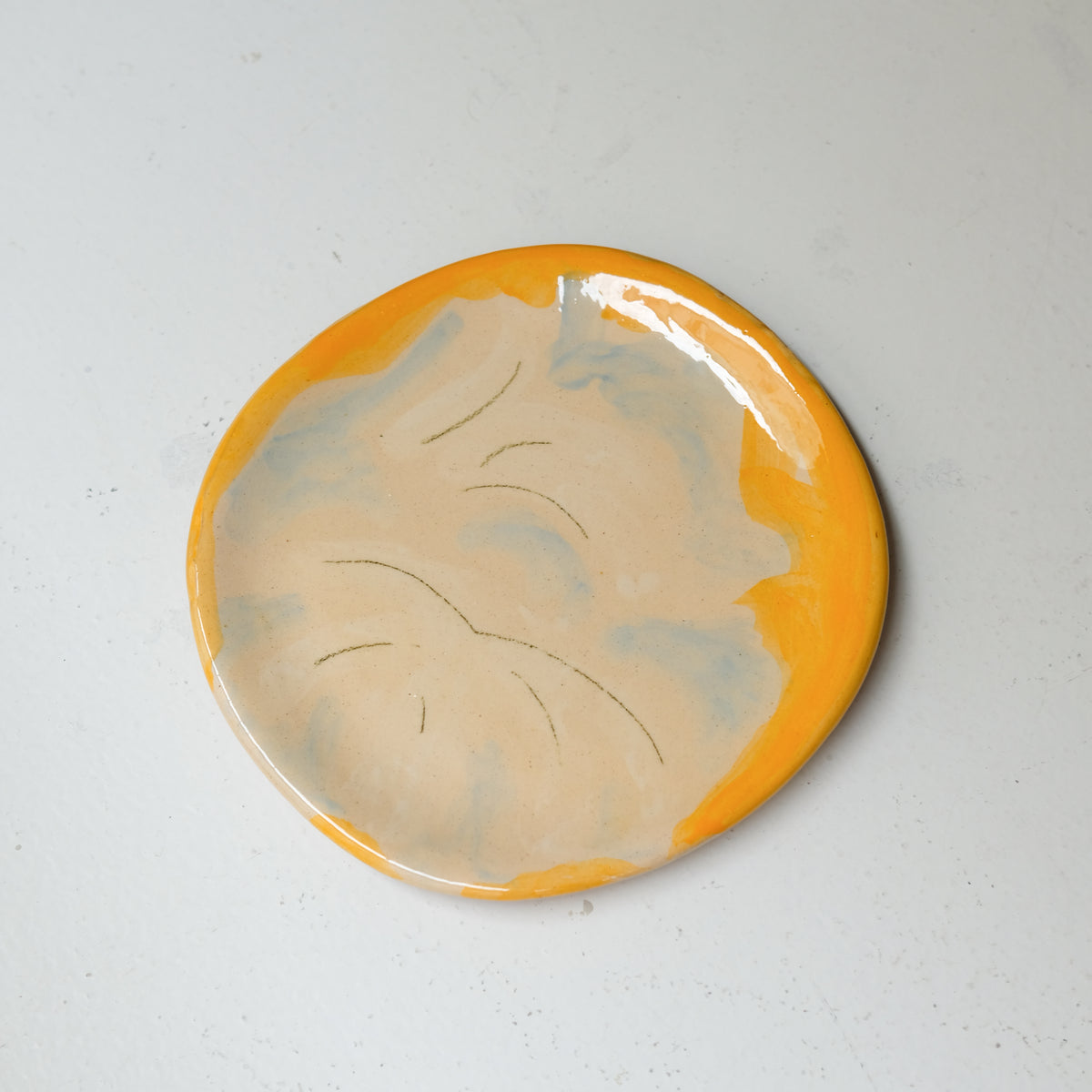 Assiette A26HB20 en faïence rouge D 19,5cm - Multicolore chez Brutal Ceramics