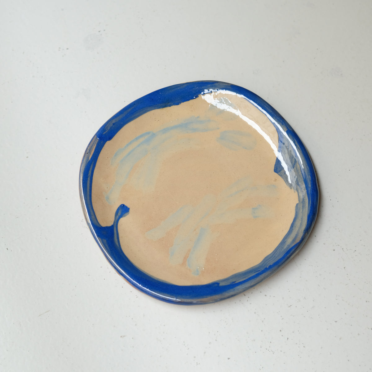 Assiette A26HB22 en faïence rouge D 19,5cm - Multicolore chez Brutal Ceramics