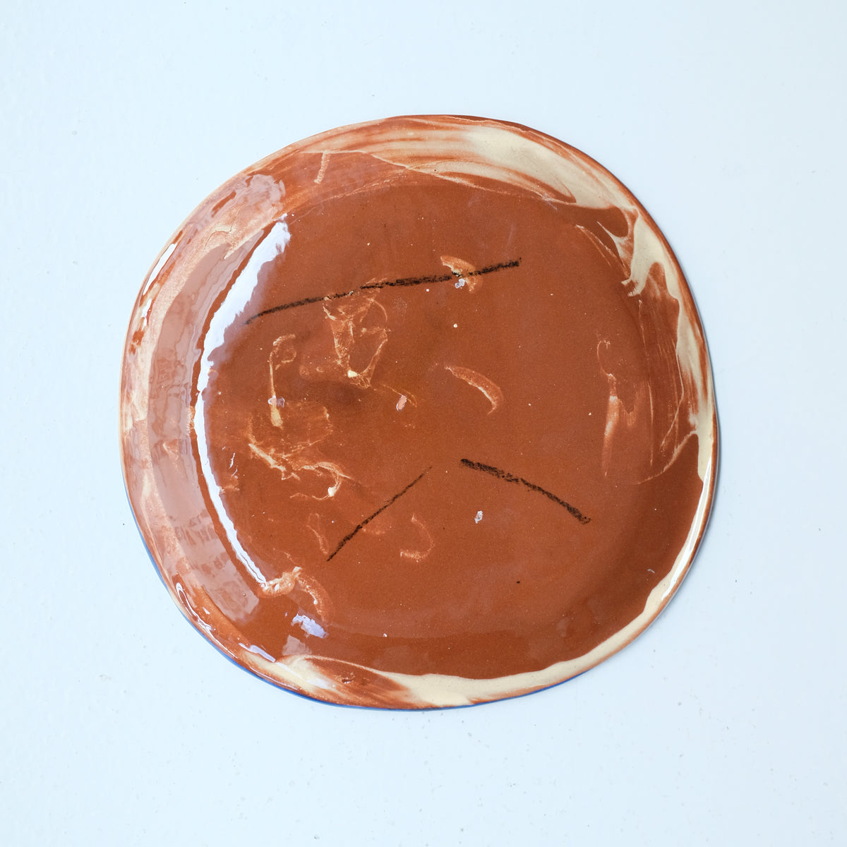 Assiette A26HB22 en faïence rouge D 19,5cm - Multicolore chez Brutal Ceramics
