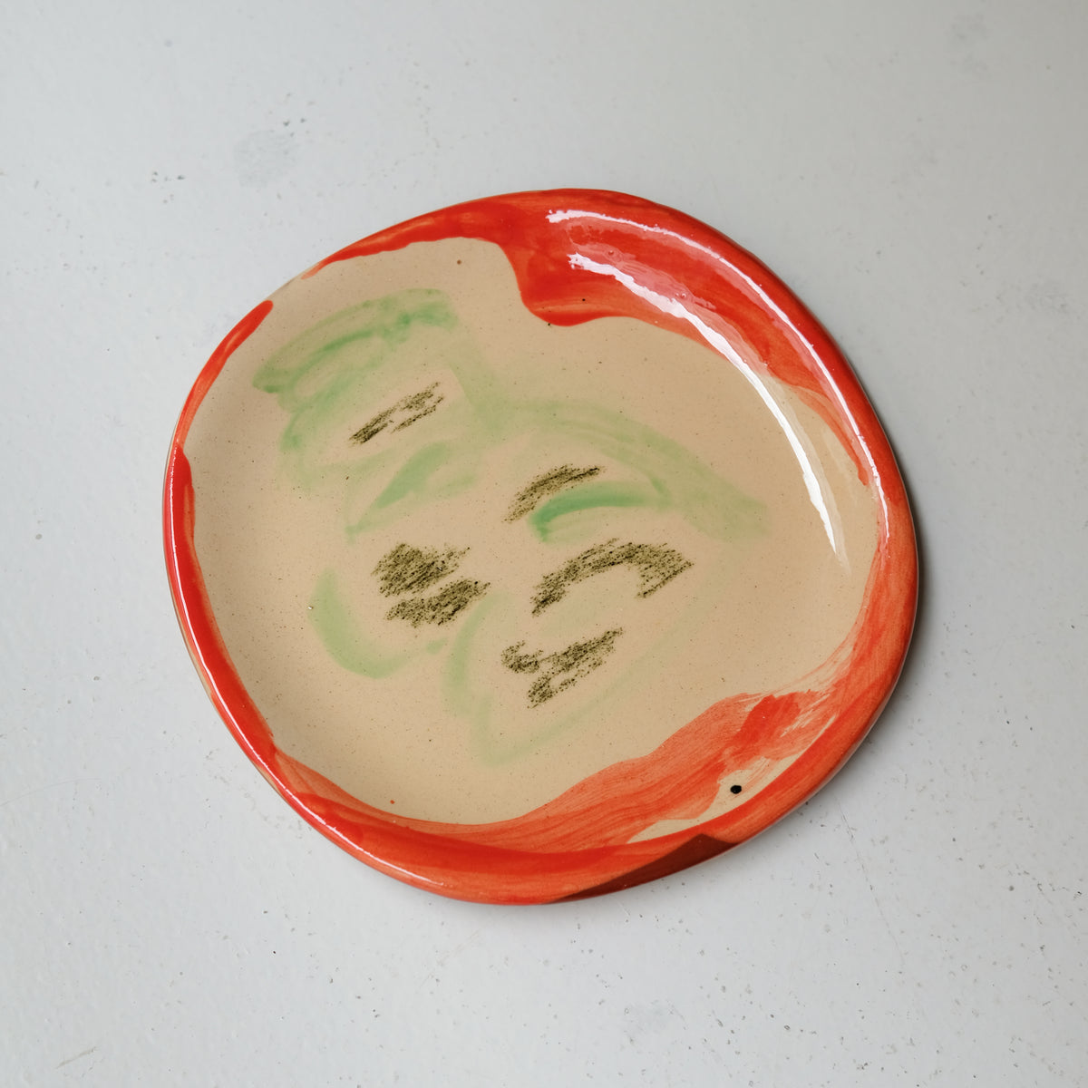 Assiette A26HB24 en faïence rouge D 19,5cm - Multicolore chez Brutal Ceramics