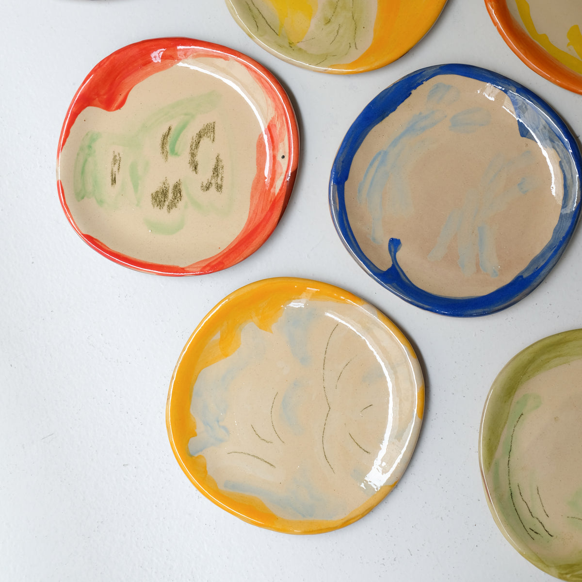 Assiette A26HB20 en faïence rouge D 19,5cm - Multicolore chez Brutal Ceramics