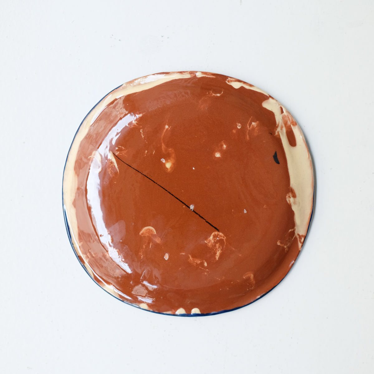 Assiette A26HB30 en faïence rouge D 19,5cm - Multicolore chez Brutal Ceramics