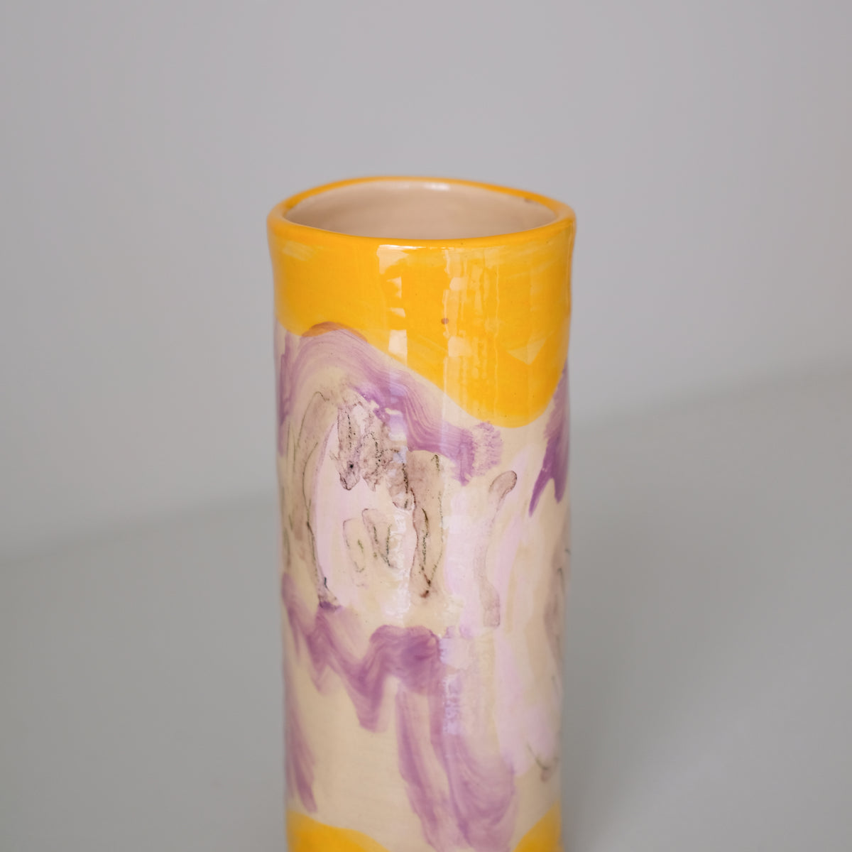 Vase A26HB04 en faïence rouge H 23cm d'Héloise Bariol chez Brutal Ceramics