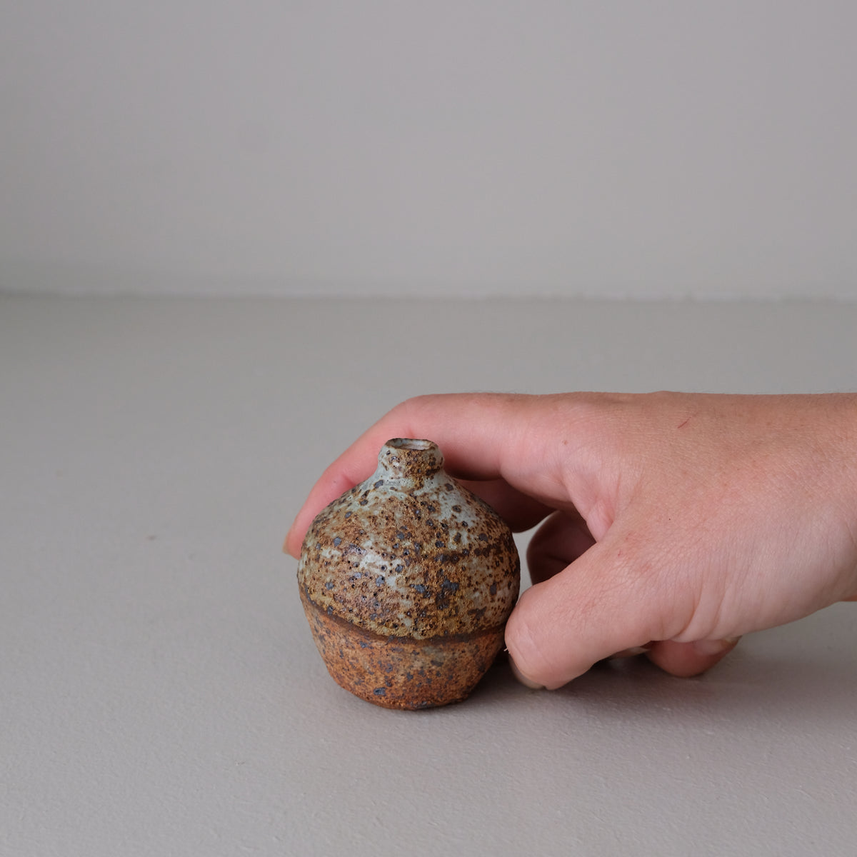 Vase rond en grès H 7cm - Vert et brun de Julia Gilles chez Brutal Ceramics