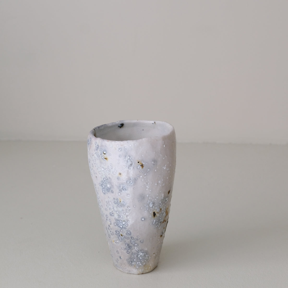 Tasse 04 en terre récoltée 210 ml cuisson feu - beige bleu de Nathalie Reocreux chez Brutal Ceramics