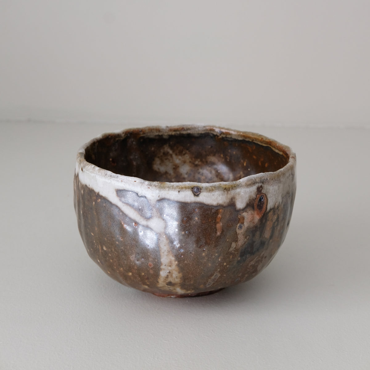 Bol en terre recoltée D 13cm cuisson feu - brun vert de Nathalie Reocreux
