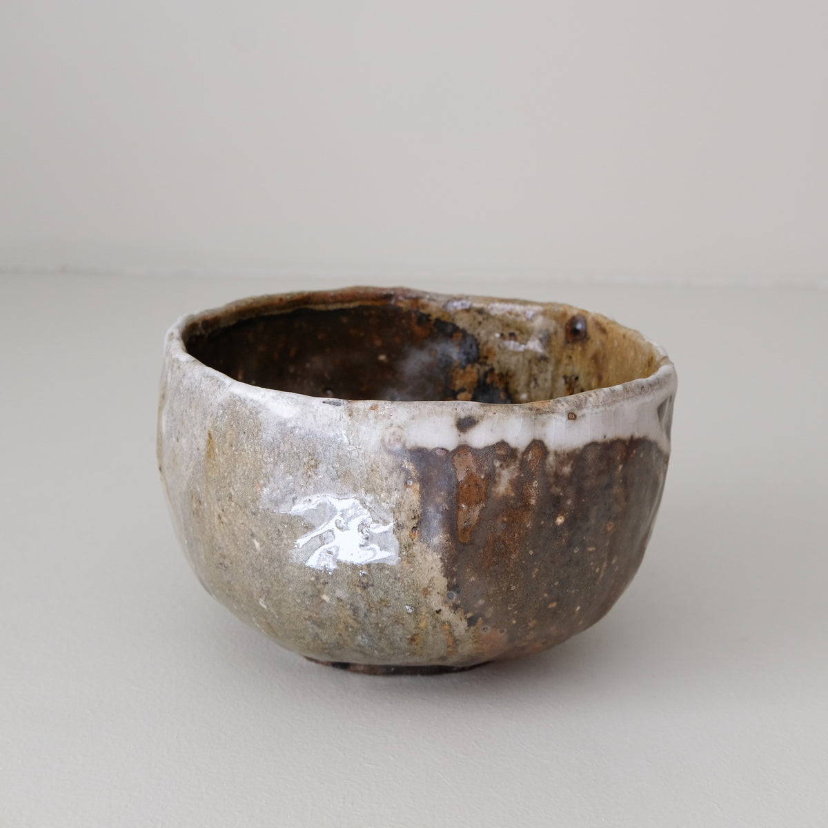 Bol en terre recoltée D 13cm cuisson feu - brun vert de Nathalie Reocreux