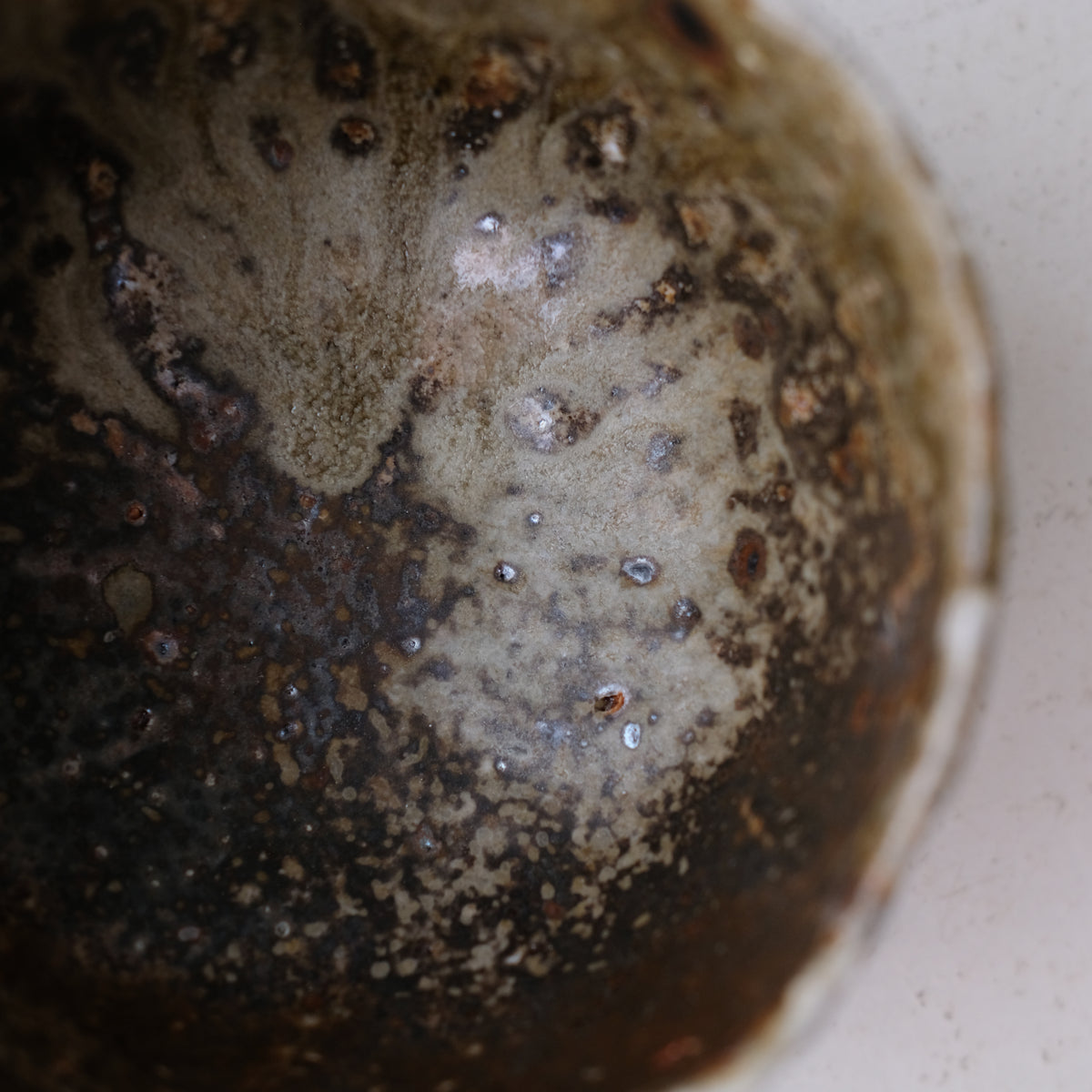 Bol en terre recoltée D 13cm cuisson feu - brun vert de Nathalie Reocreux