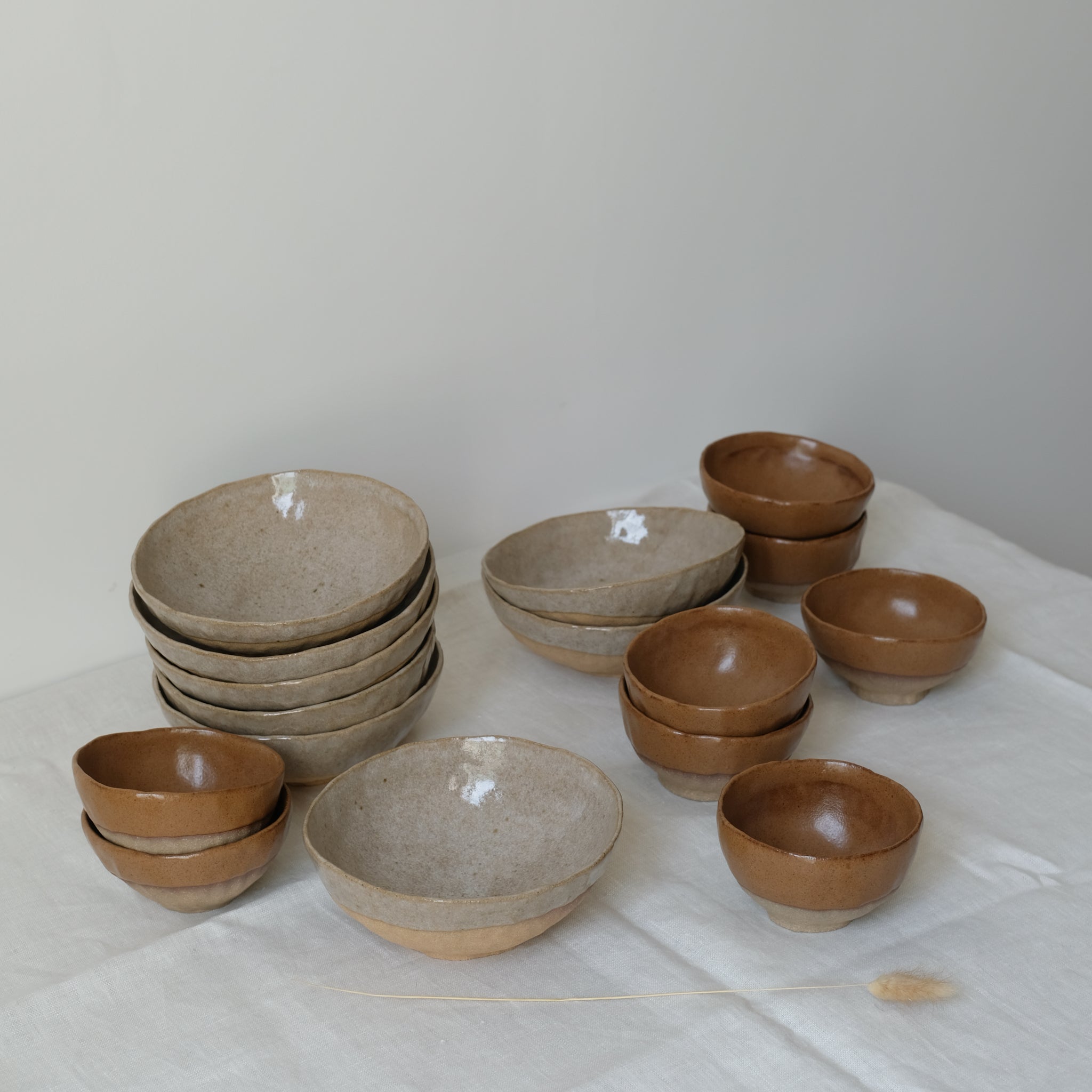 petit col en grès roux caramel de judith lasry chez Brutal Ceramics