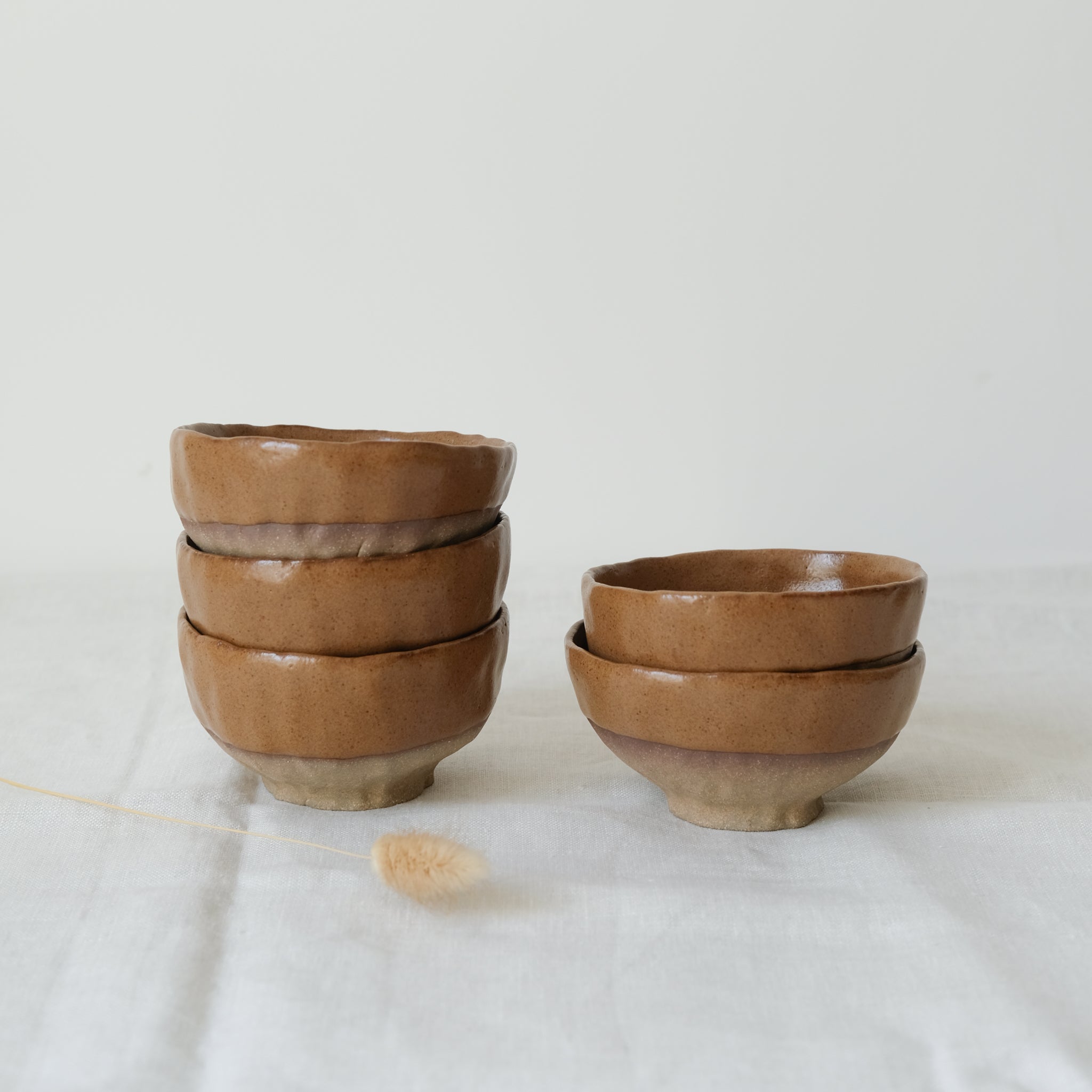 petit col en grès roux caramel de judith lasry chez Brutal Ceramics