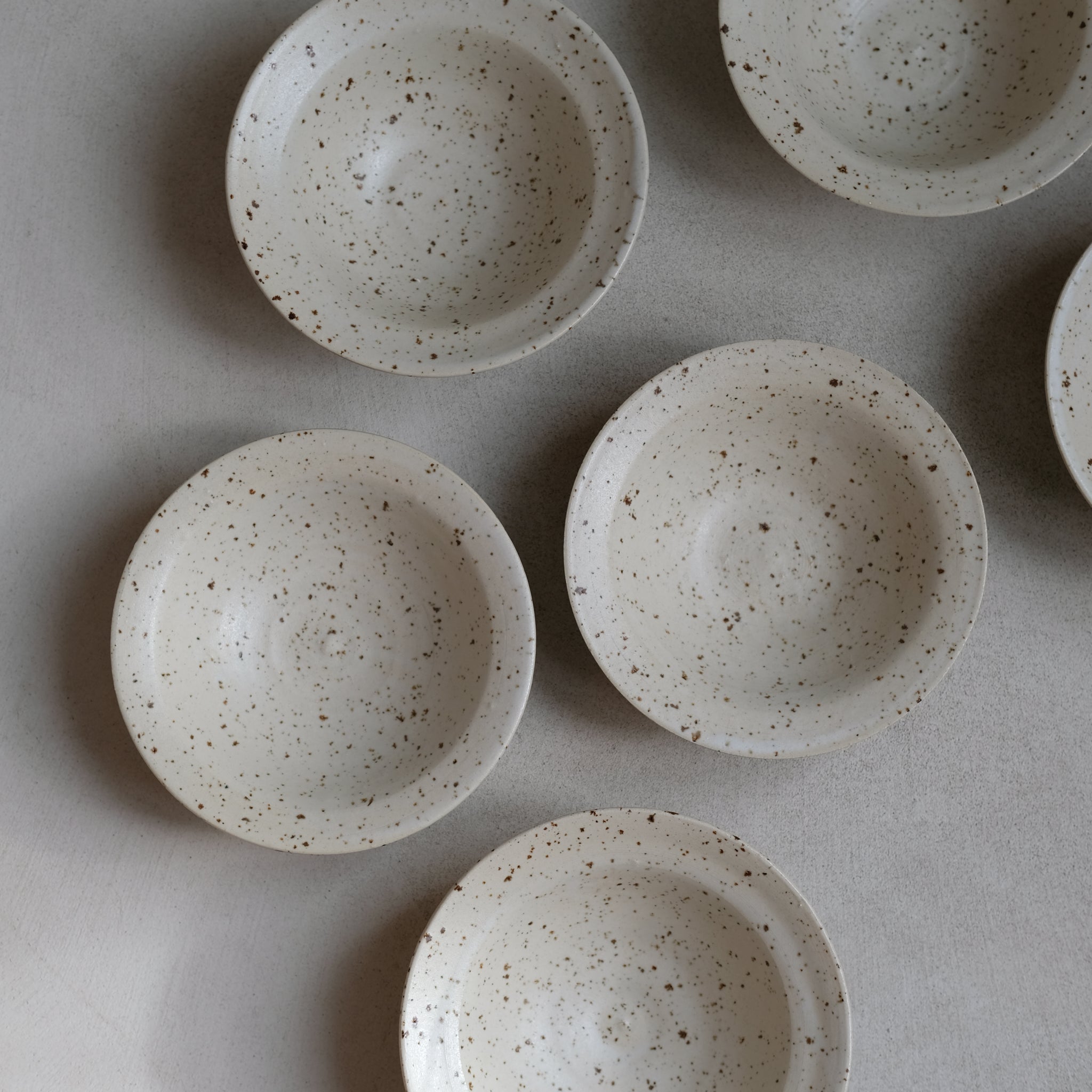 Bol en grès moucheté d'Hannah Blackall-Smith chez Brutal Ceramics