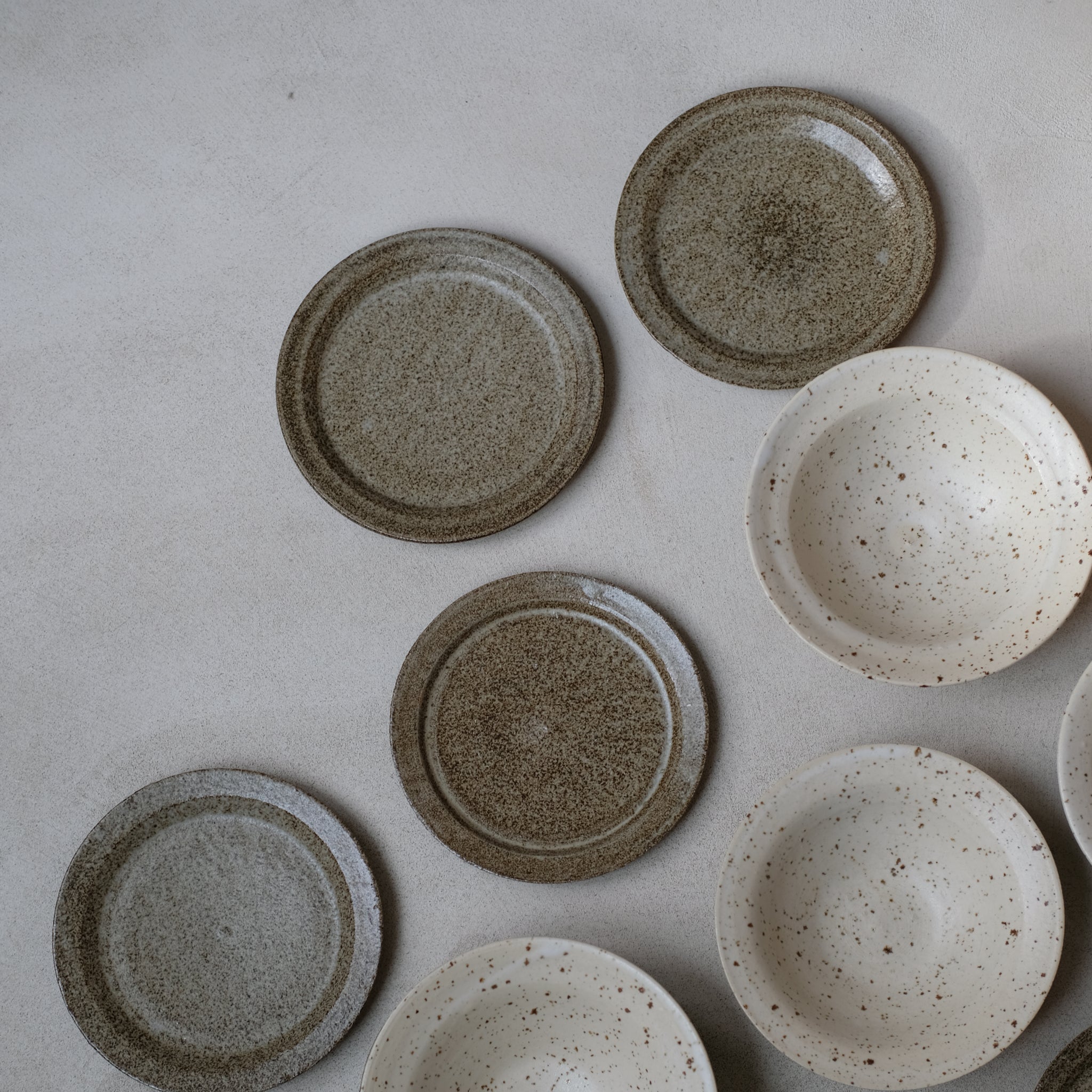 Assiette en grès D 17cm, Gris par Hannah Blackall-Smith chez Brutal Ceramics