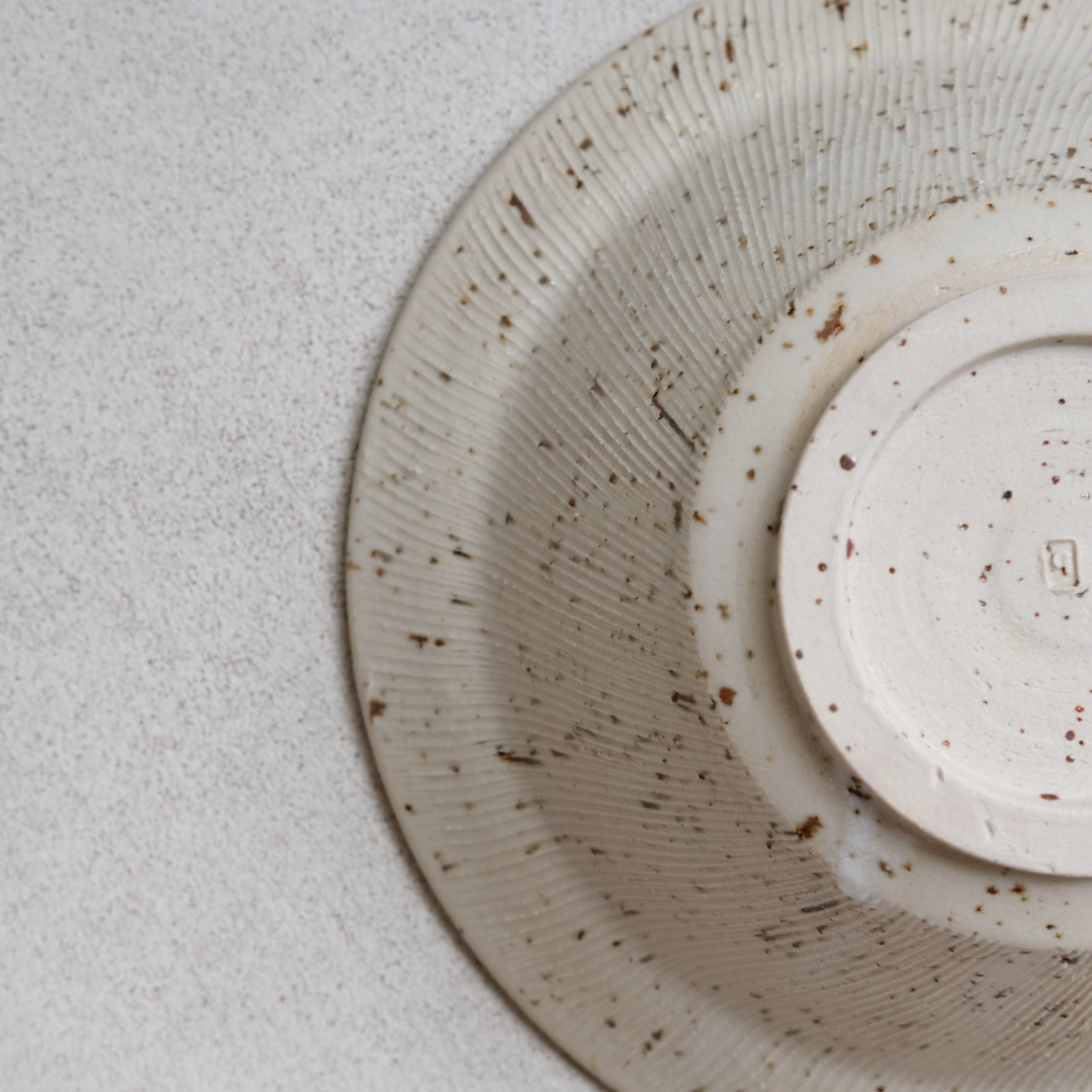 Bol en grès moucheté d'Hannah Blackall-Smith chez Brutal Ceramics