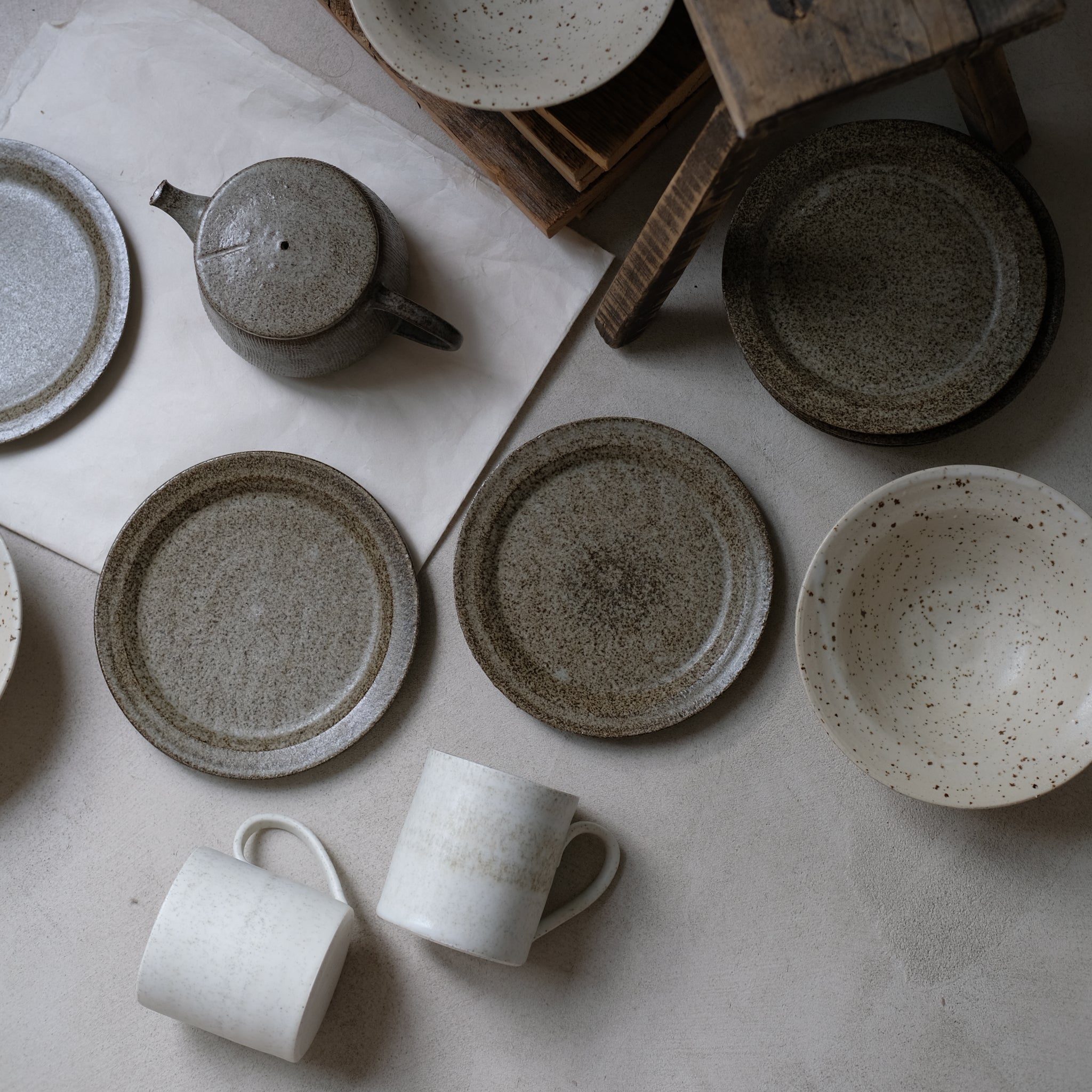 Assiette en grès D 17cm, Gris par Hannah Blackall-Smith chez Brutal Ceramics