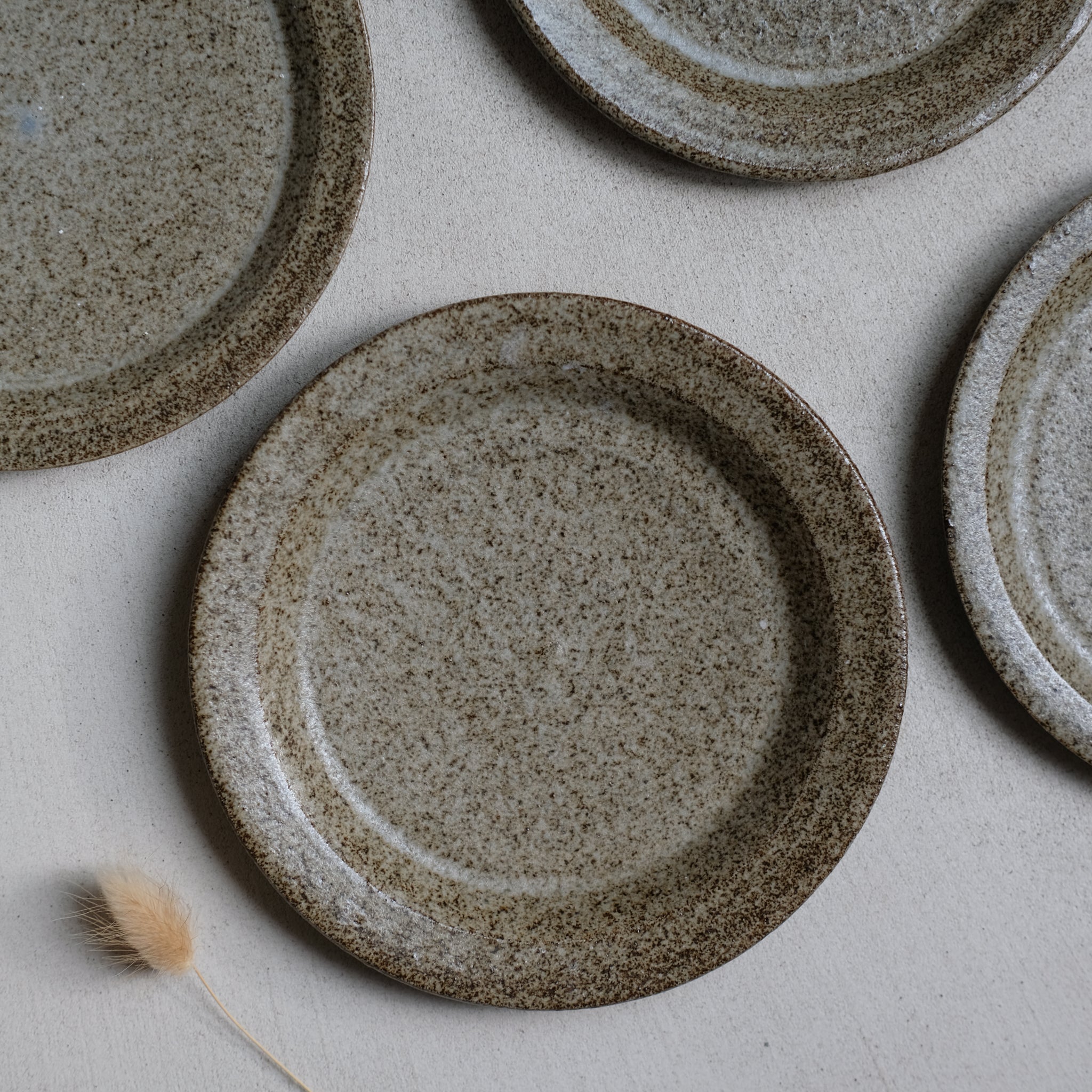 Assiette en grès D 17cm, Gris par Hannah Blackall-Smith chez Brutal Ceramics