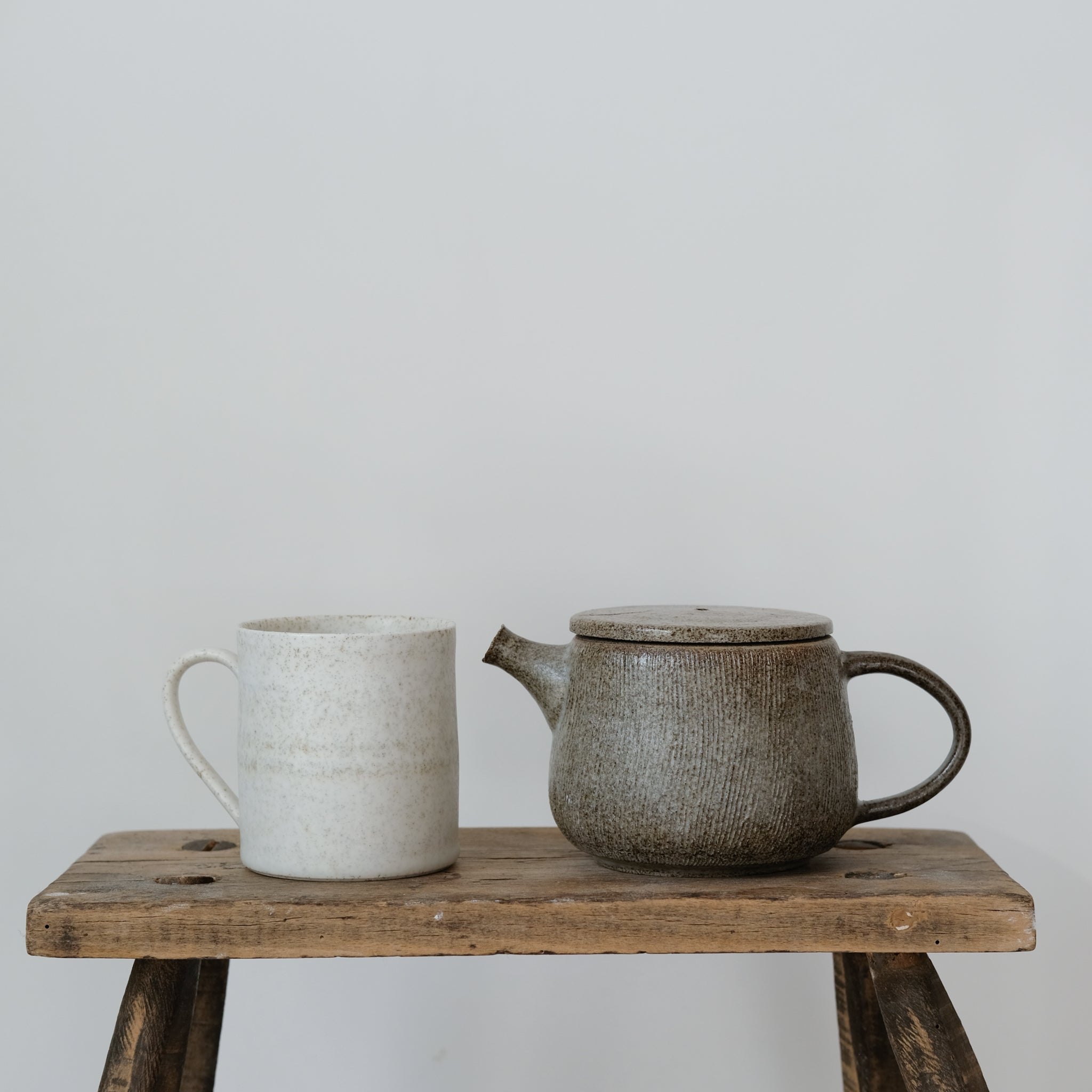Theière en grès 470ml, blanc par Hannah Blackall-Smith chez Brutal Ceramics