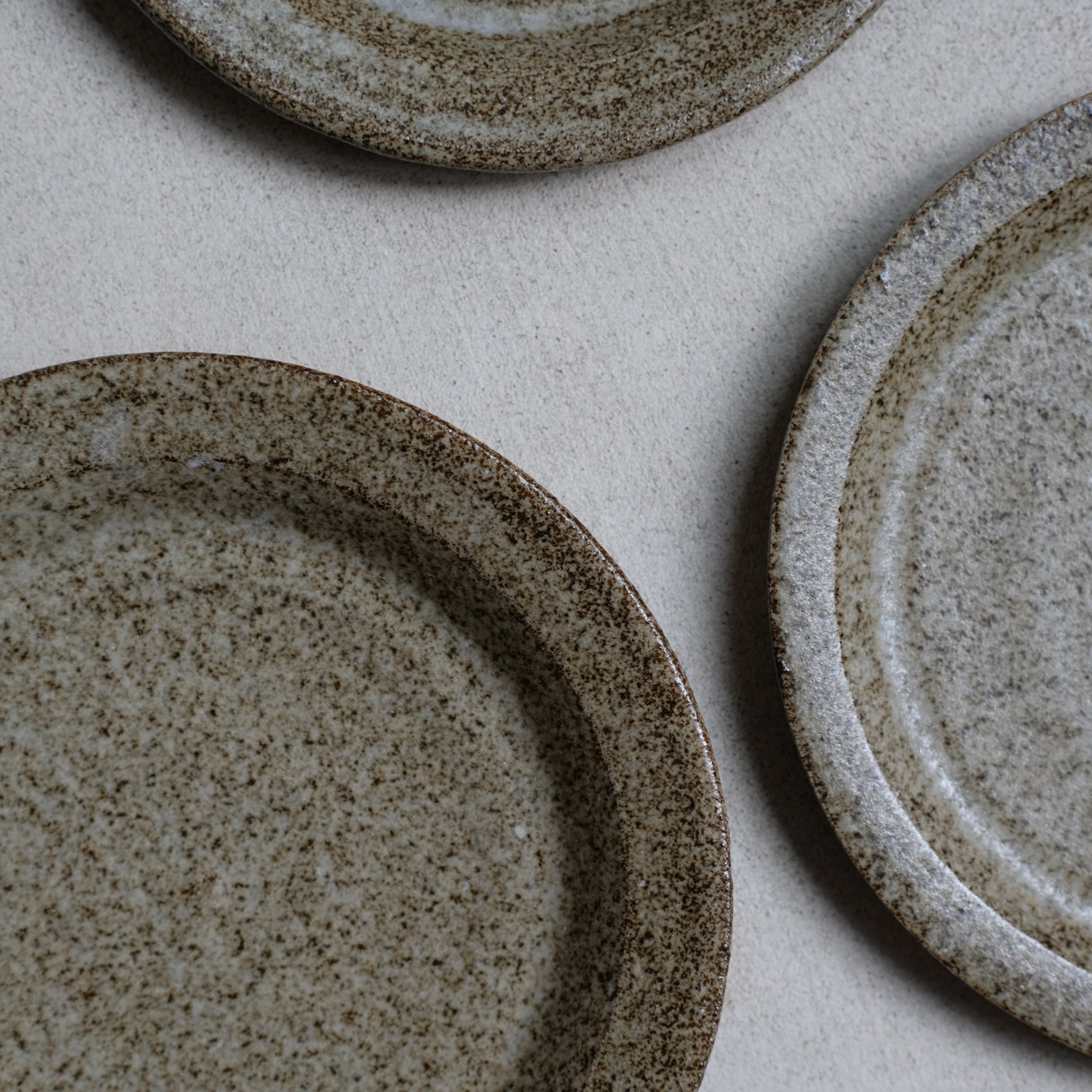 Assiette en grès D 17cm, Gris par Hannah Blackall-Smith chez Brutal Ceramics