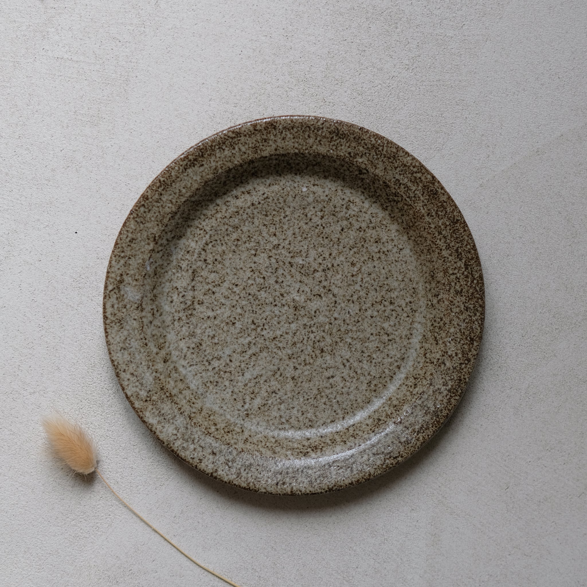 Assiette en grès D 17cm, Gris par Hannah Blackall-Smith chez Brutal Ceramics