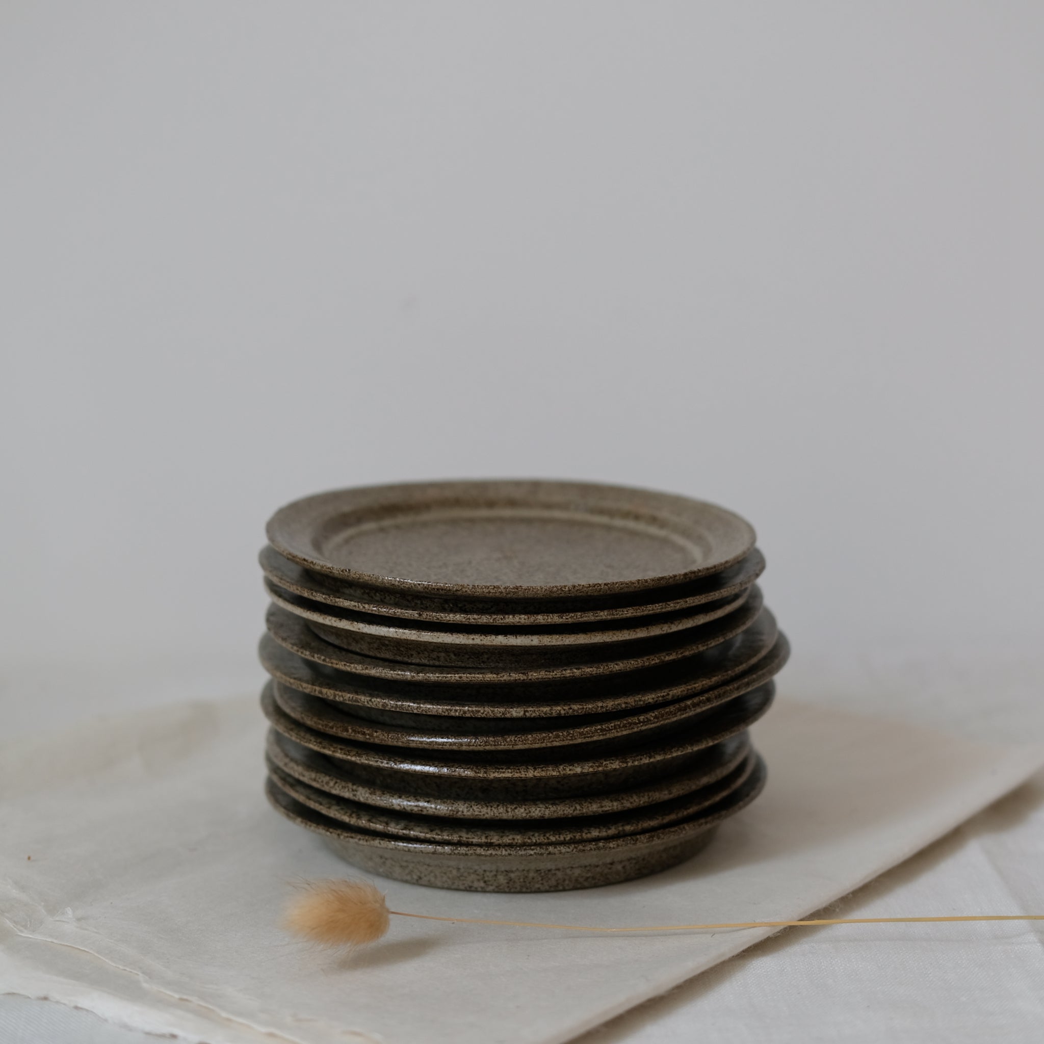 Assiette en grès D 17cm, Gris par Hannah Blackall-Smith chez Brutal Ceramics