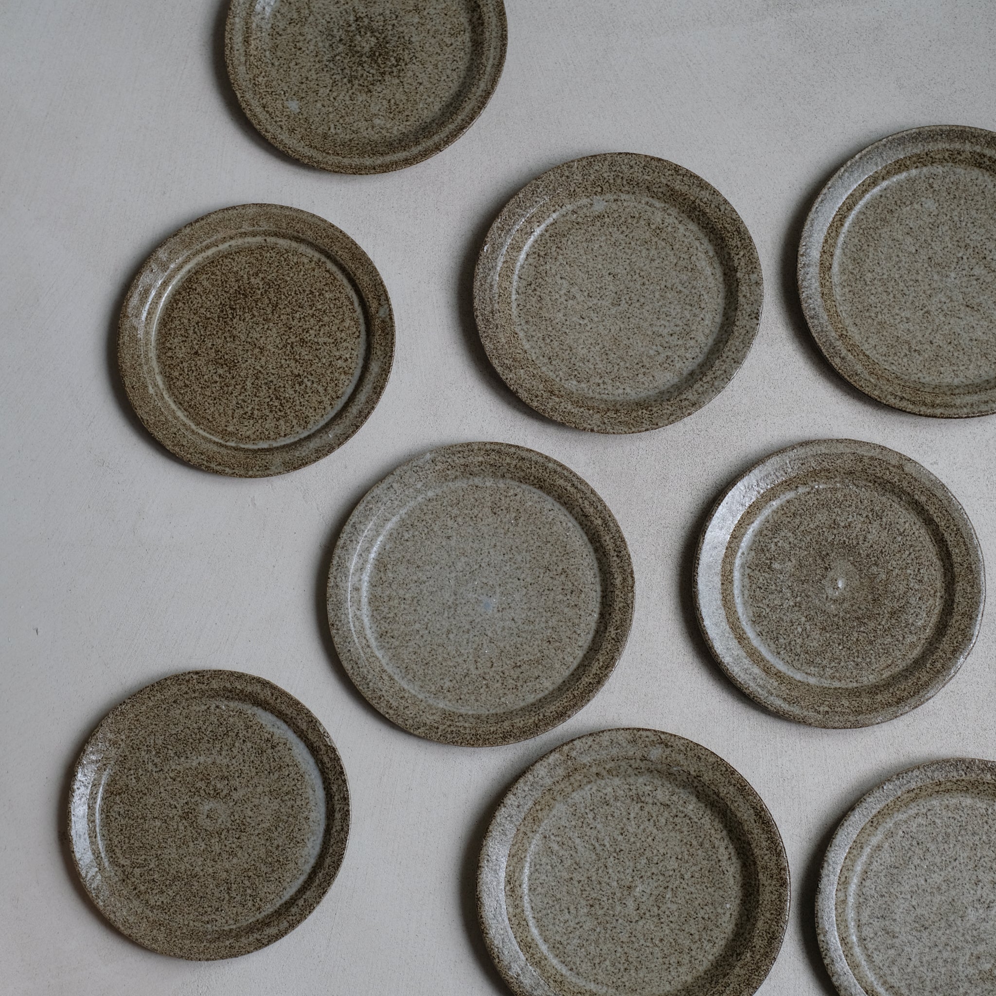 Assiette en grès D 17cm, Gris par Hannah Blackall-Smith chez Brutal Ceramics