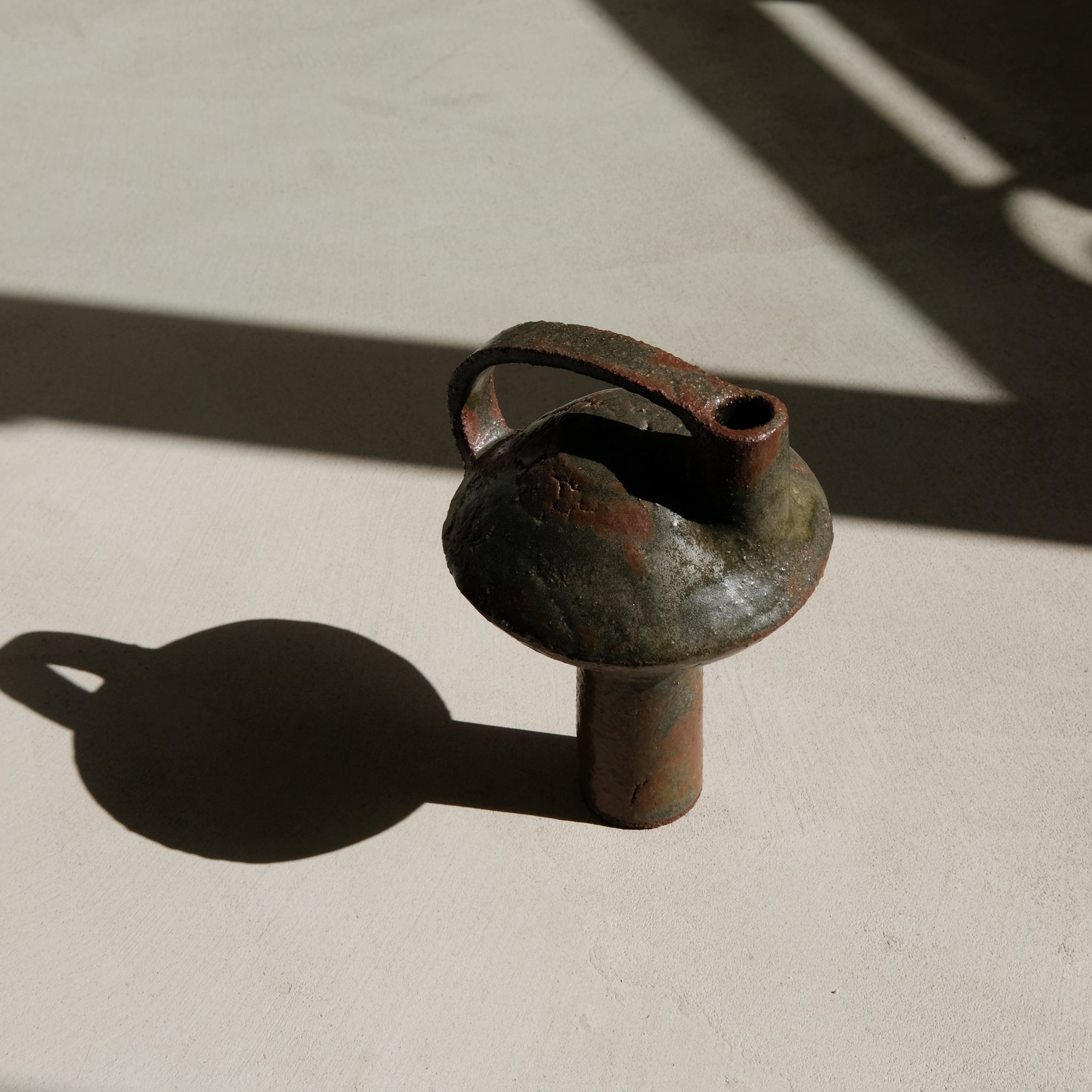 Bouteille soucoupe volante vert étang 023 de Catherine Dix Ceramics chez Brutal Ceramics