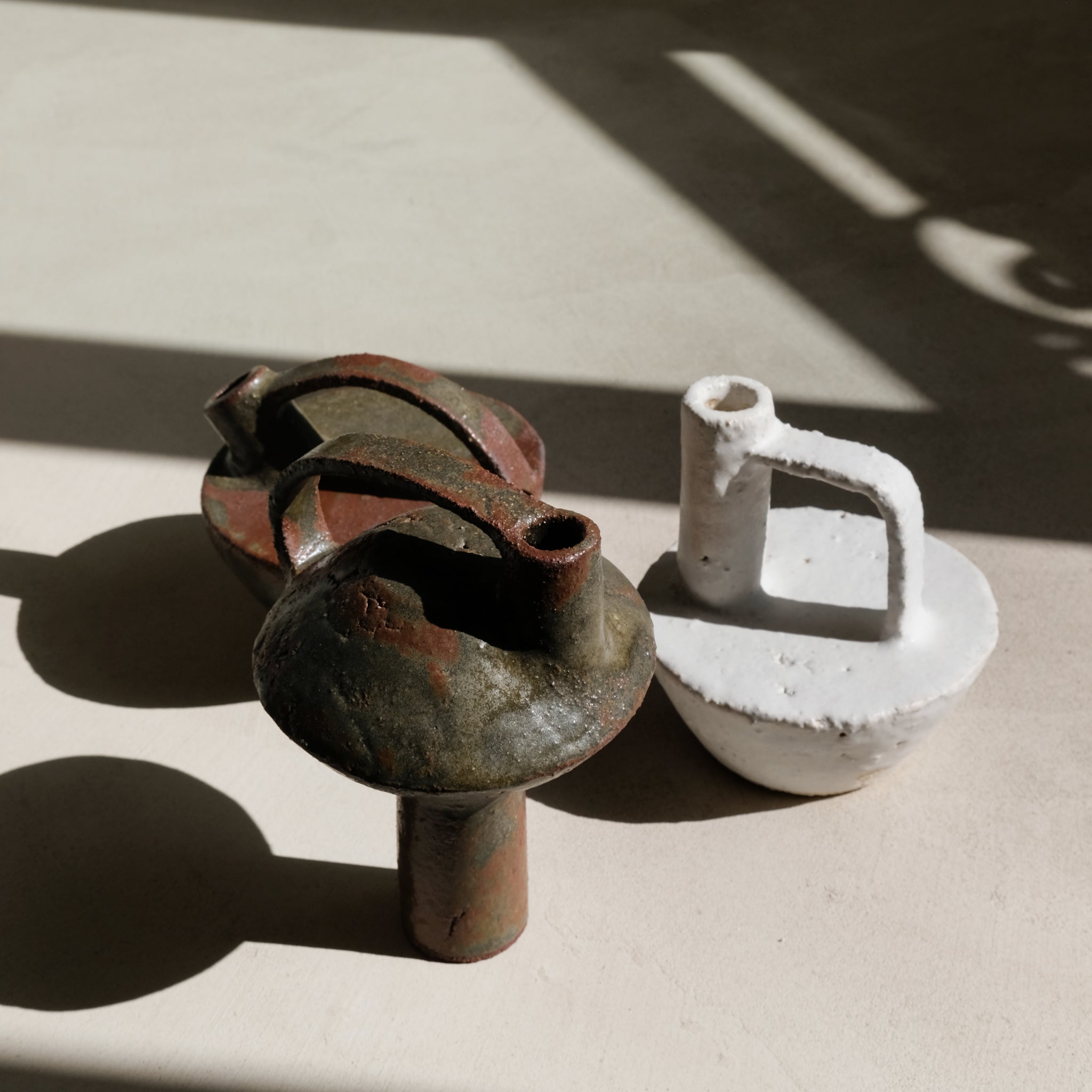 Bouteille vert étang 024 de Catherine Dix Ceramics chez Brutal